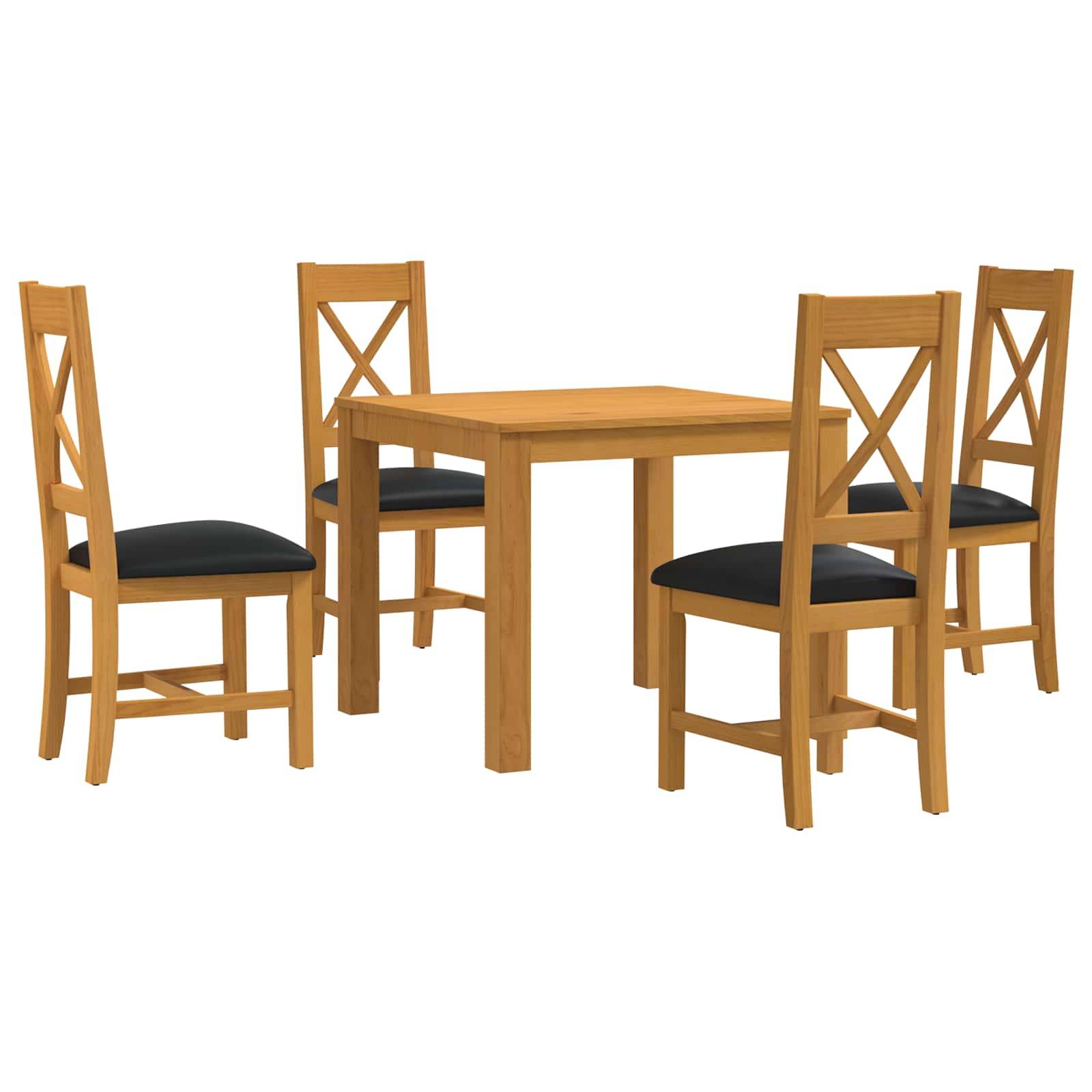 Holztisch mit vier passenden Stühlen mit Kreuzrückenlehne und schwarzen Sitzkissen auf weißem Hintergrund.
