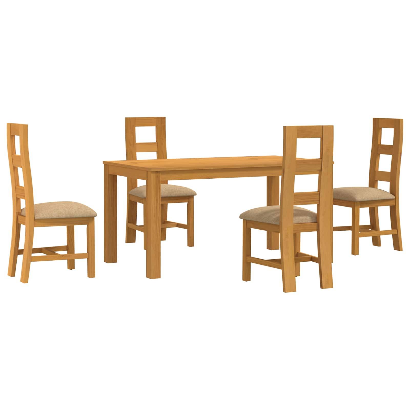 Holztisch mit vier passenden Stühlen, dargestellt auf weißem Hintergrund.