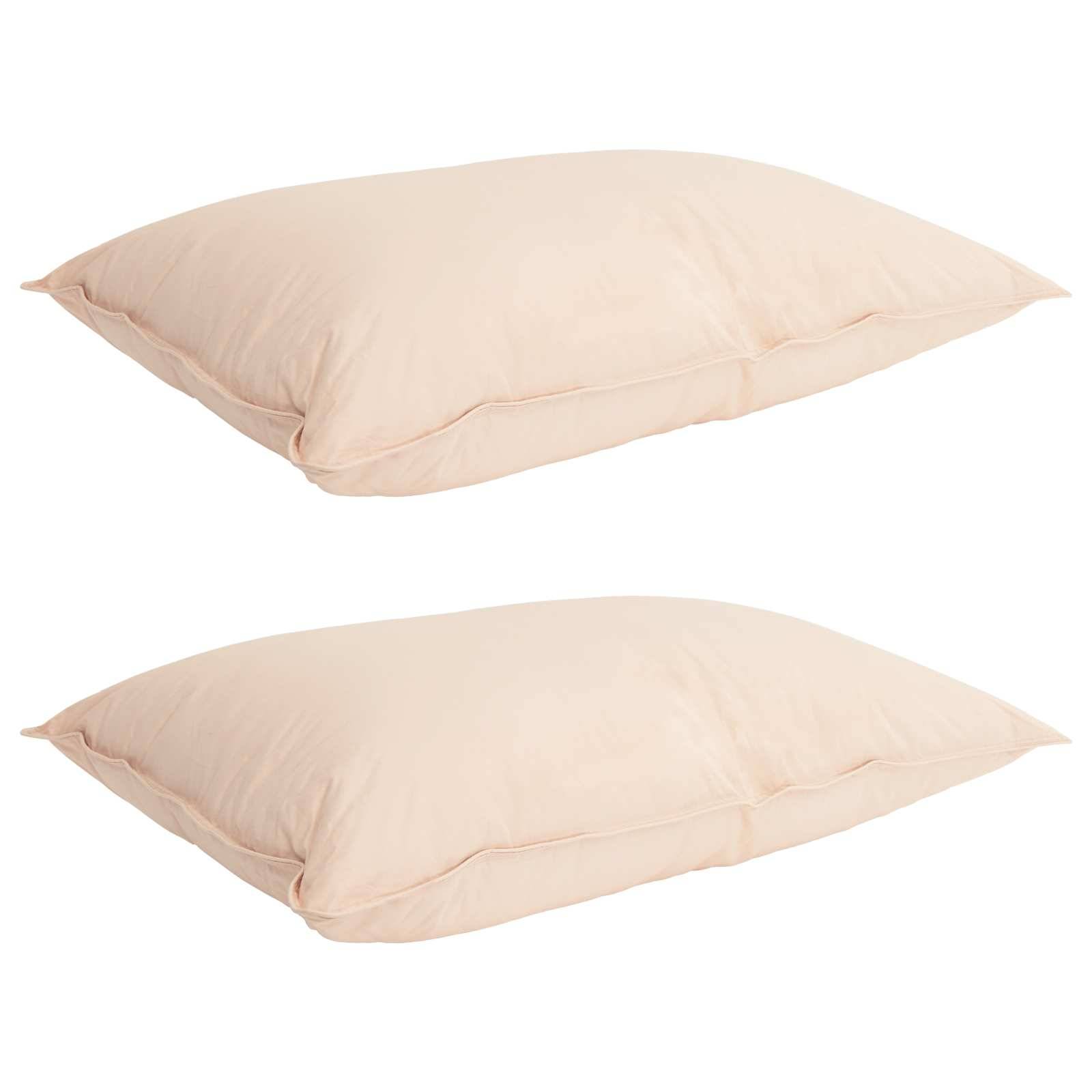Zwei beige Kissen auf einem schlichten weißen Hintergrund, eines über dem anderen.