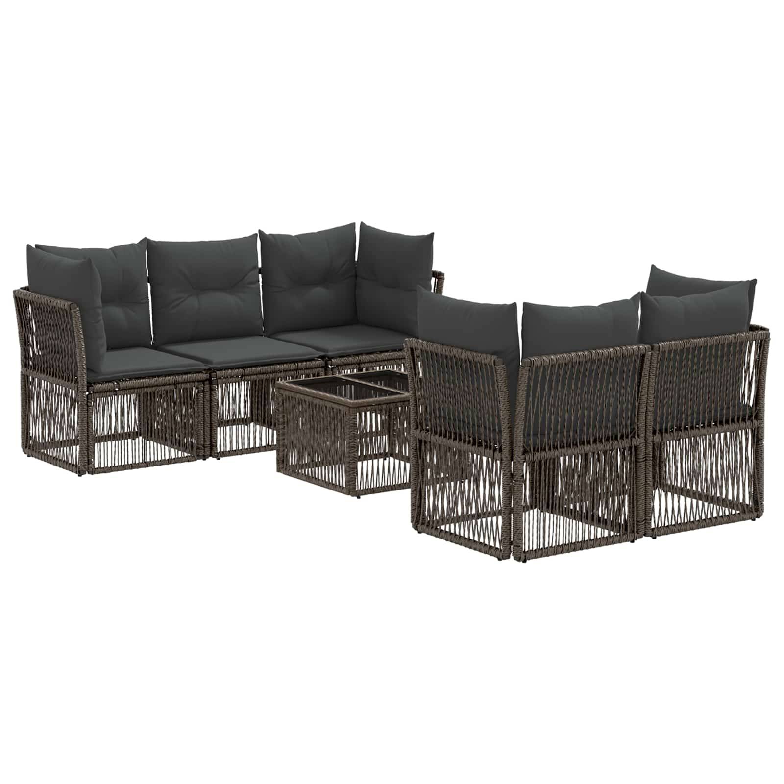 Rattan-Außenlounge-Set mit dunklen Kissen und einem passenden quadratischen Couchtisch auf weißem Hintergrund.
