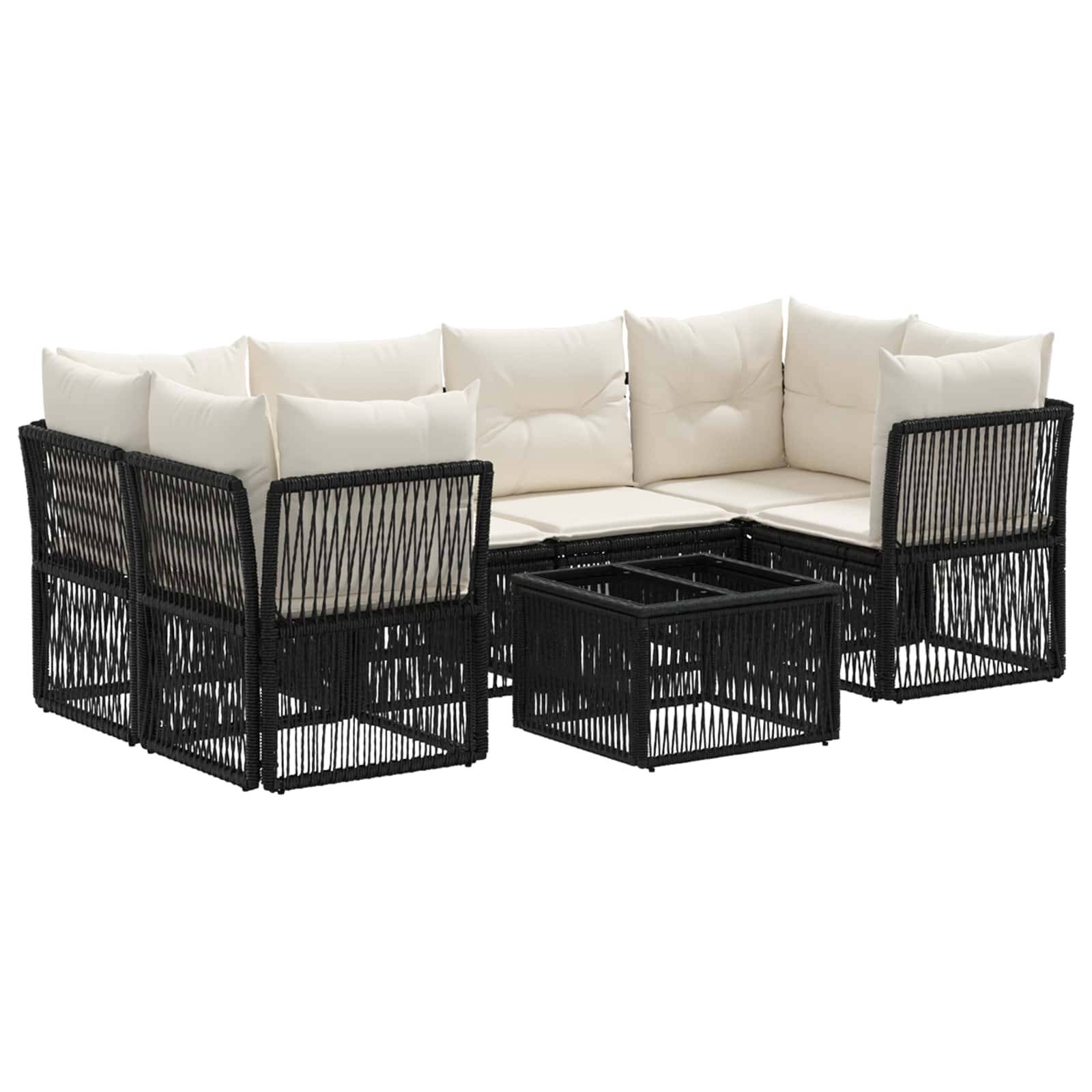 Schwarze Rattan-Gartensektionalcouch mit cremefarbenen Kissen und passendem quadratischem Couchtisch auf weißem Hintergrund.
