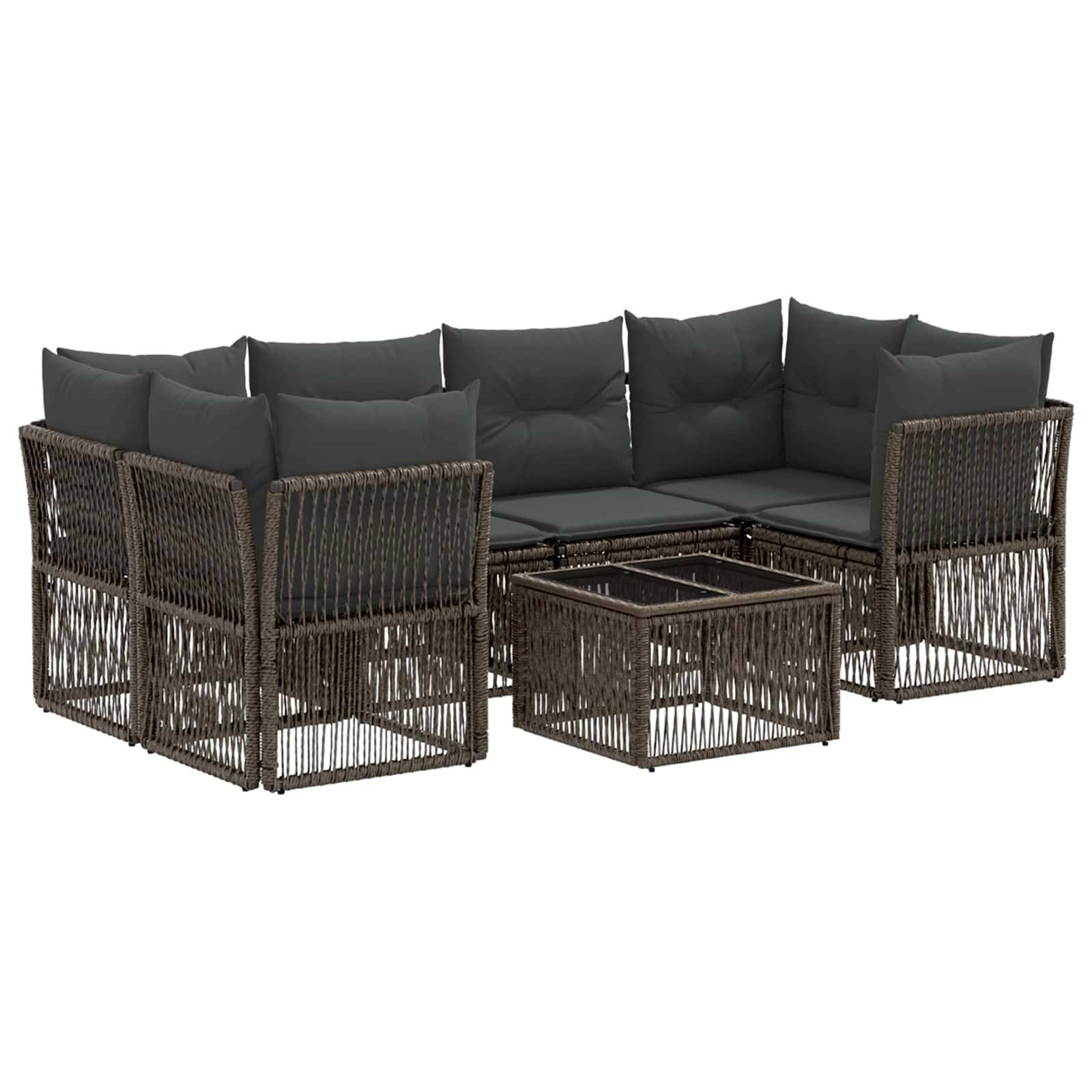 Dunkles Rattan-Außenecksofa-Set mit schwarzen Kissen und passendem Glastisch auf weißem Hintergrund.