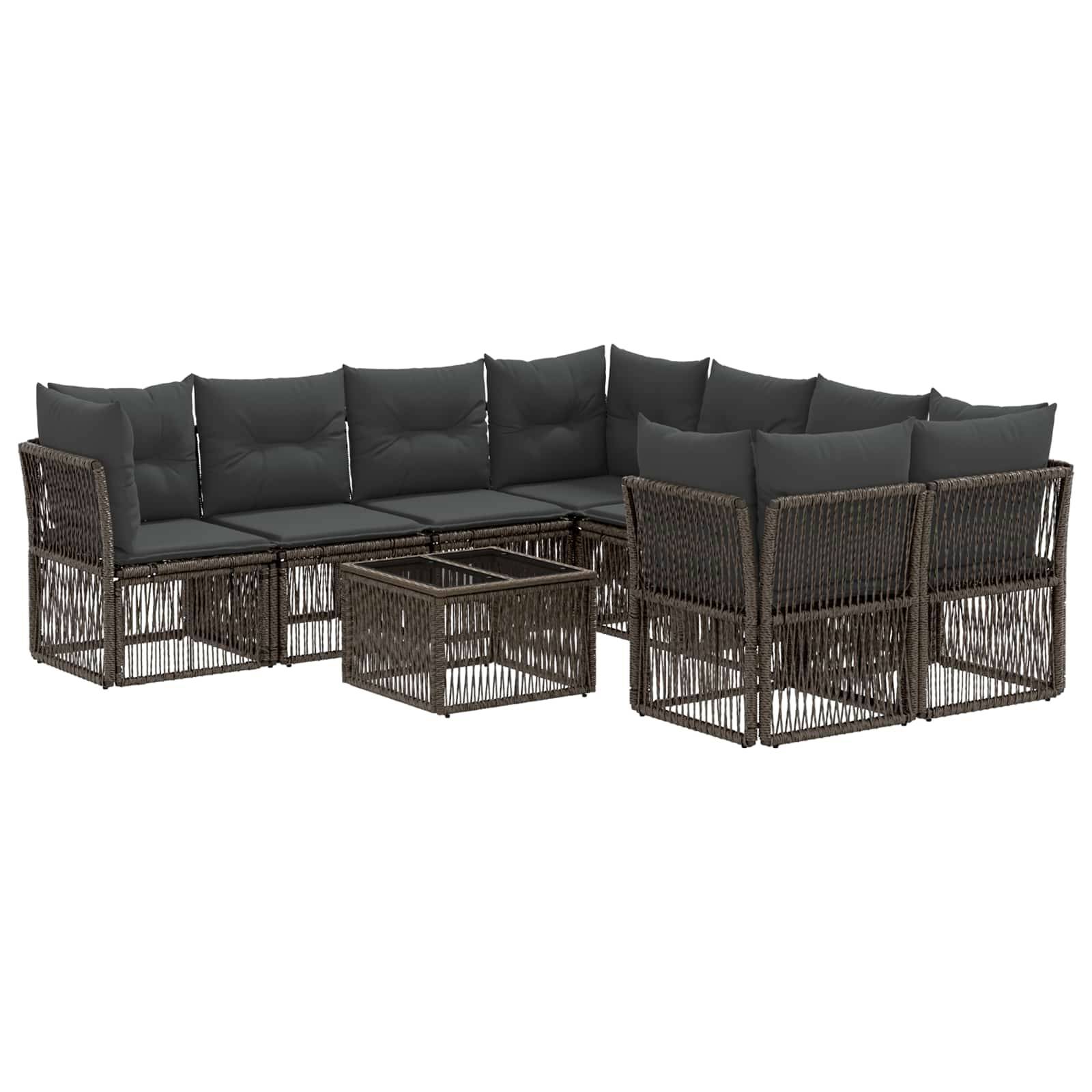 Outdoor-Lounge-Set mit dunklen Rattanrahmen, grauen Kissen und zwei passenden Couchtischen auf weißem Hintergrund