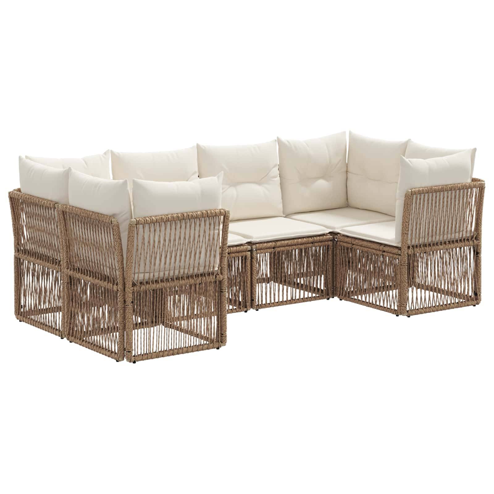 Rattan-Ecksofa im Freien mit cremefarbenen Kissen und Eckaufbau auf weißem Hintergrund.