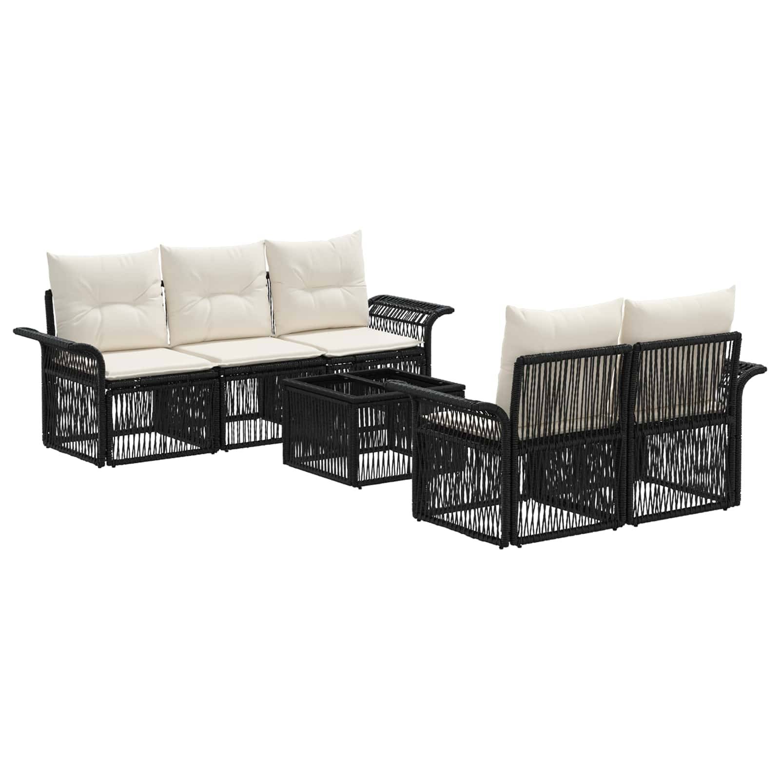 Schwarze Rattan-Gartensitzgruppe mit einem Sofa, zwei Sesseln und einem Glastisch, jeweils mit cremefarbenen Kissen, auf weißem Hintergrund dargestellt.