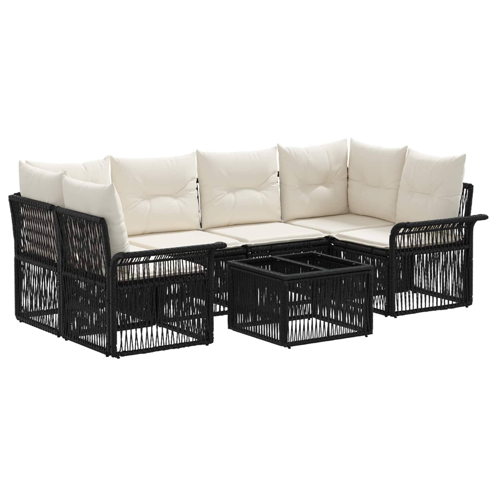 Schwarzes Korbgeflecht-Außensofa mit weißen Kissen und passendem niedrigen Couchtisch auf weißem Hintergrund.