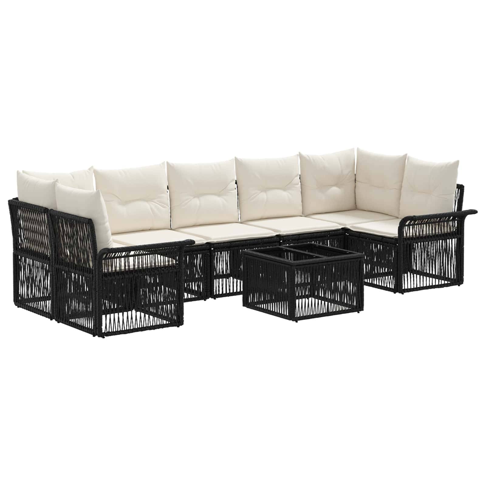 Schwarzes Polyrattan-Außensektionalsofa mit cremefarbenen Kissen und passendem Couchtisch auf weißem Hintergrund.