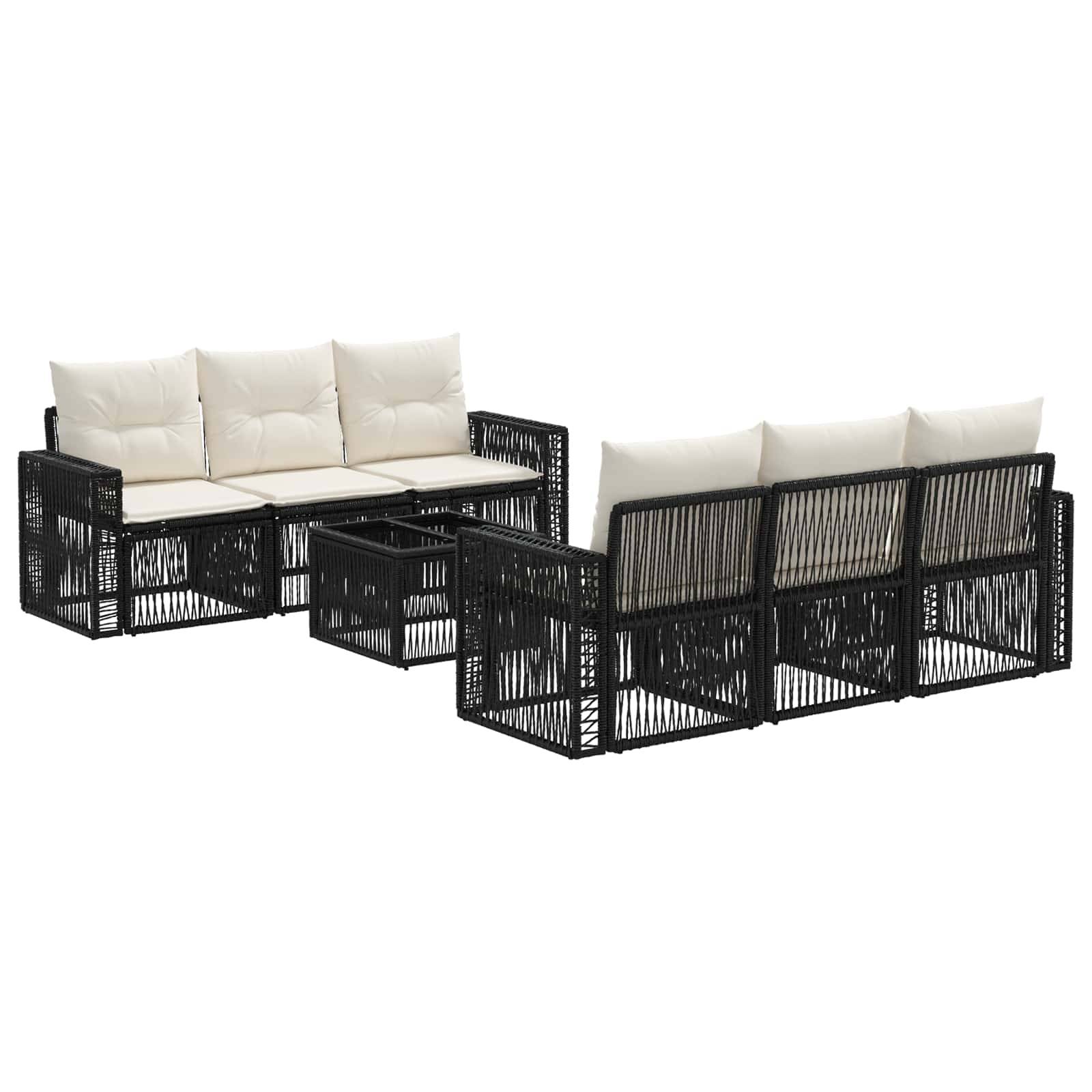 Schwarzes geflochtenes Outdoor-Sectional-Sofa-Set mit cremefarbenen Kissen und passendem quadratischem Couchtisch auf weißem Hintergrund.