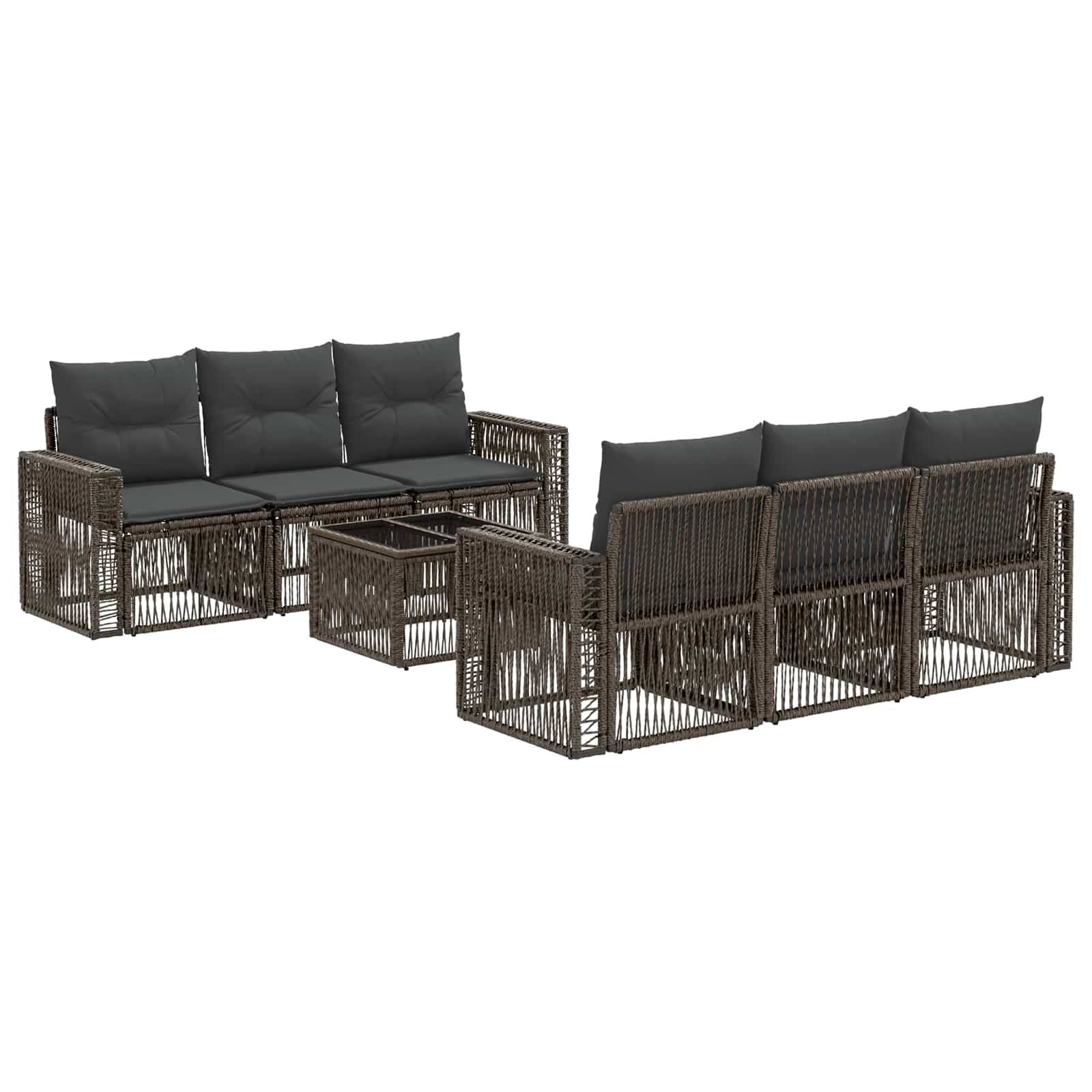 Zwei Korbgartensofas mit schwarzen Kissen und ein passendes quadratisches Couchtisch auf weißem Hintergrund.