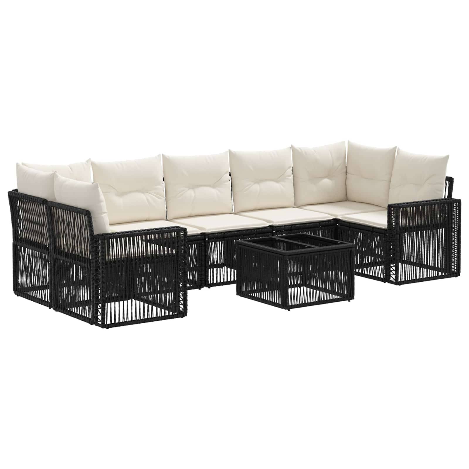 Schwarzes Korbgeflecht-Außensektionalsofa mit cremefarbenen Kissen und passendem quadratischem Couchtisch auf weißem Hintergrund.