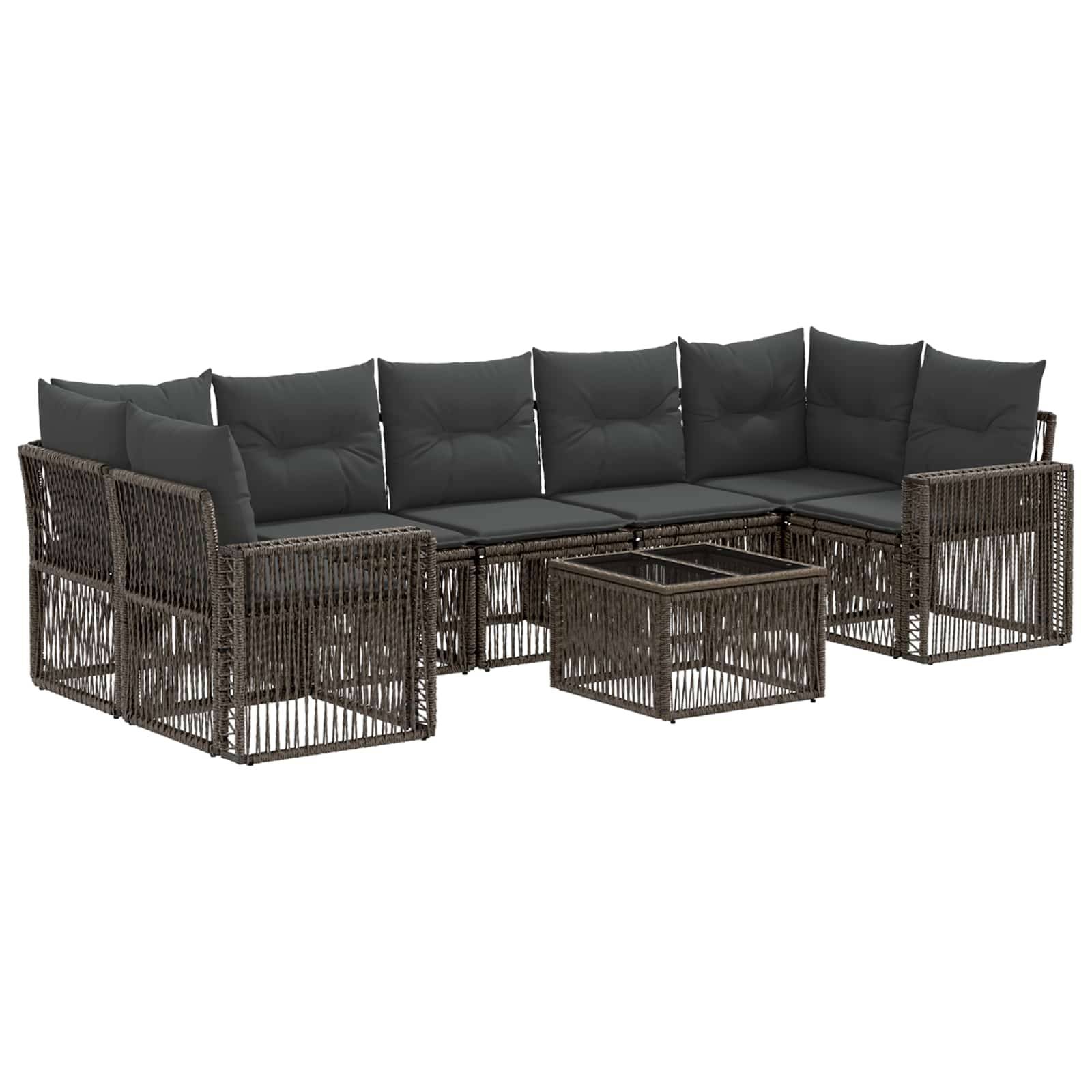 Braunes Korbgeflecht-Außenbereichs-Ecksofa-Set mit dunklen Kissen und zwei passenden Glastisch-Couchtischen auf weißem Hintergrund.