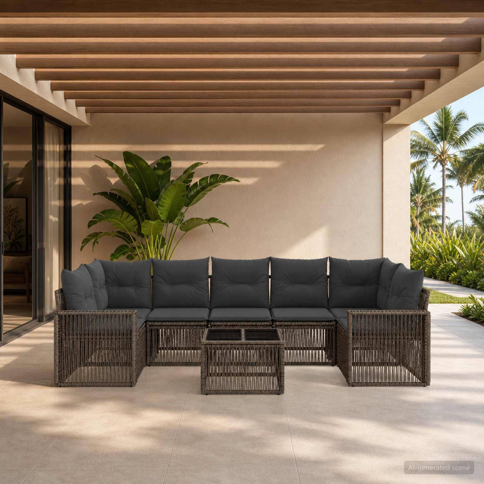 Outdoor-Terrasse mit einem dunkelbraun geflochtenen Lounge-Sofa, Couchtisch und Topfpflanze unter einer Lamellenpergola, neben Palmen.