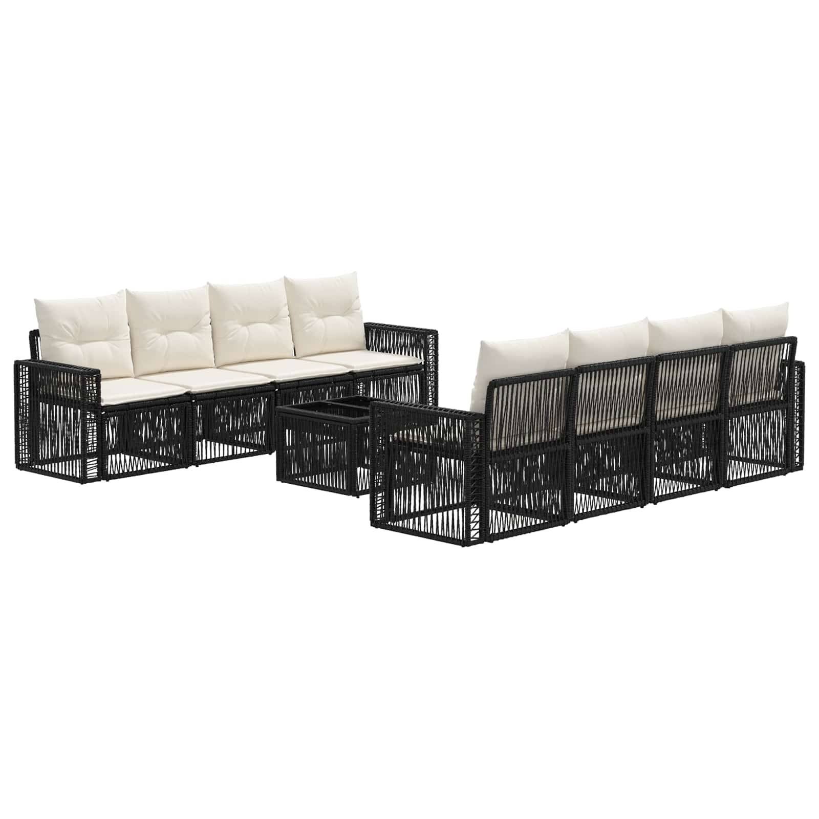 Zwei schwarze geflochtene Außensofas mit beigefarbenen Kissen und passenden Tischen, arrangiert als modulare Terrassen-Sitzmöbel-Set auf weißem Hintergrund.