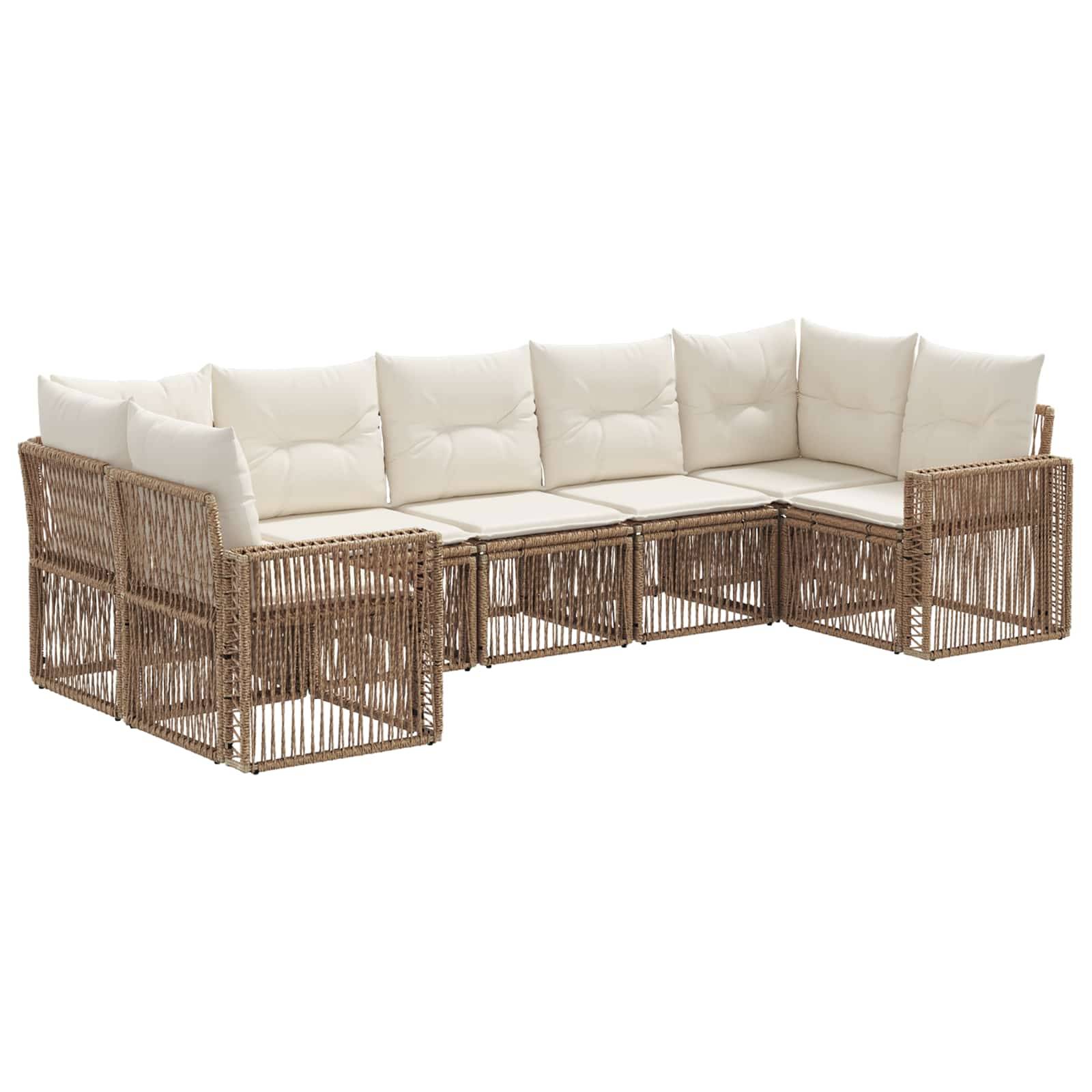 Outdoor-Sitzmöbelgruppe mit beigen Kissen und geflochtenem Rattan-Rahmen auf weißem Hintergrund.