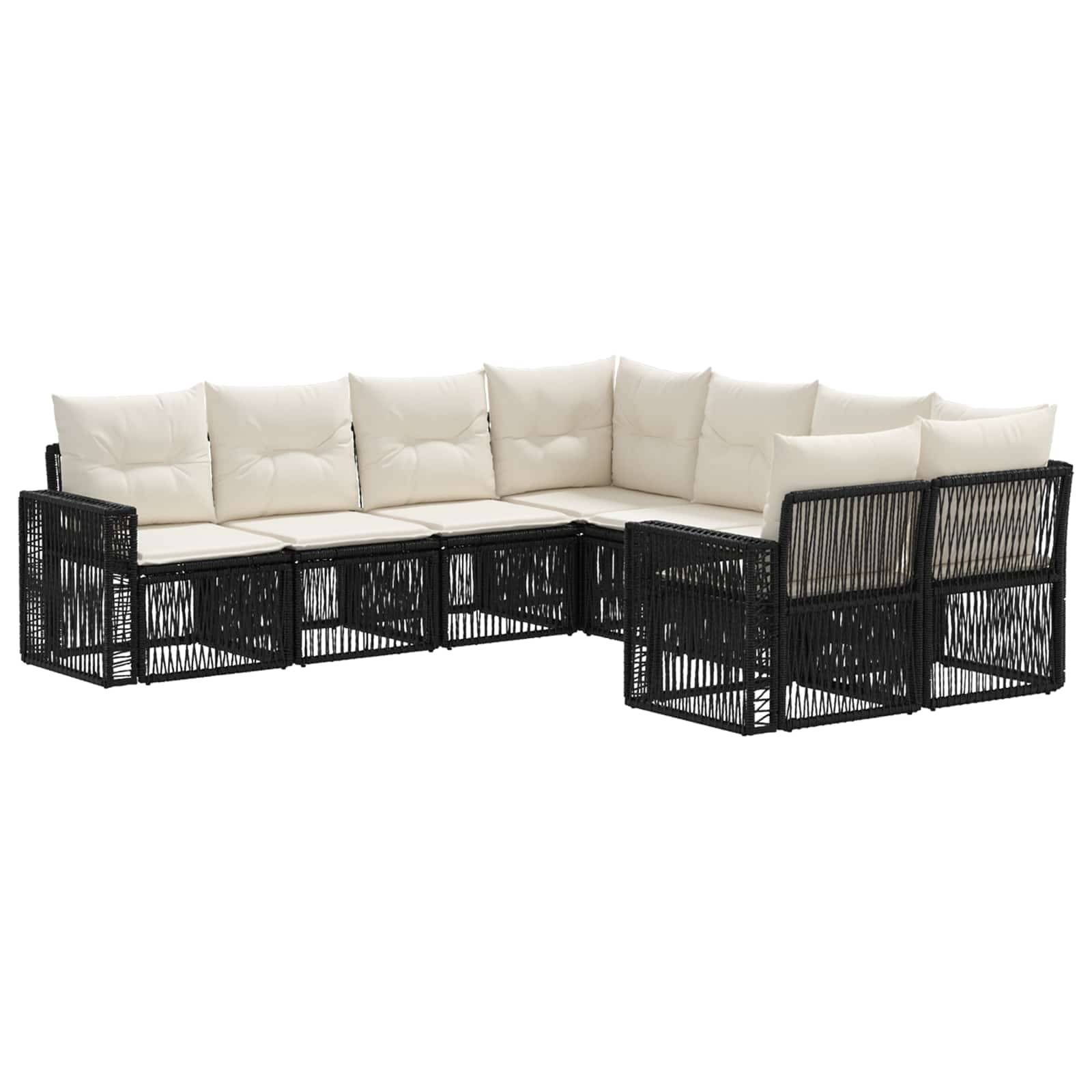 Schwarzes Korbgeflecht L-förmiges Gartensektional-Sofa mit cremefarbenen Kissen auf weißem Hintergrund.
