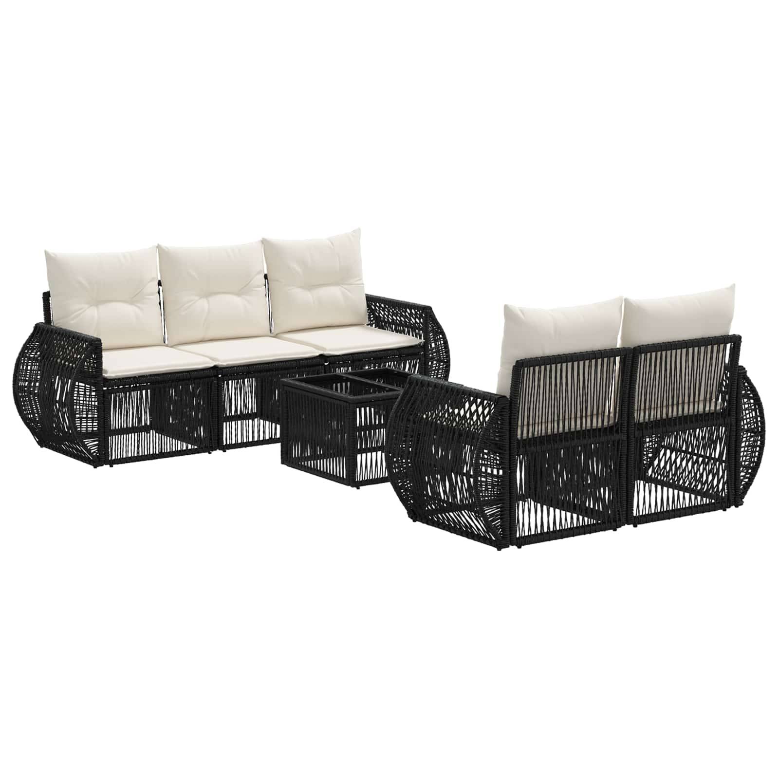 Schwarze Polyrattan-Gartensofagarnitur mit cremefarbenen Kissen und zwei passenden Couchtischen auf weißem Hintergrund.