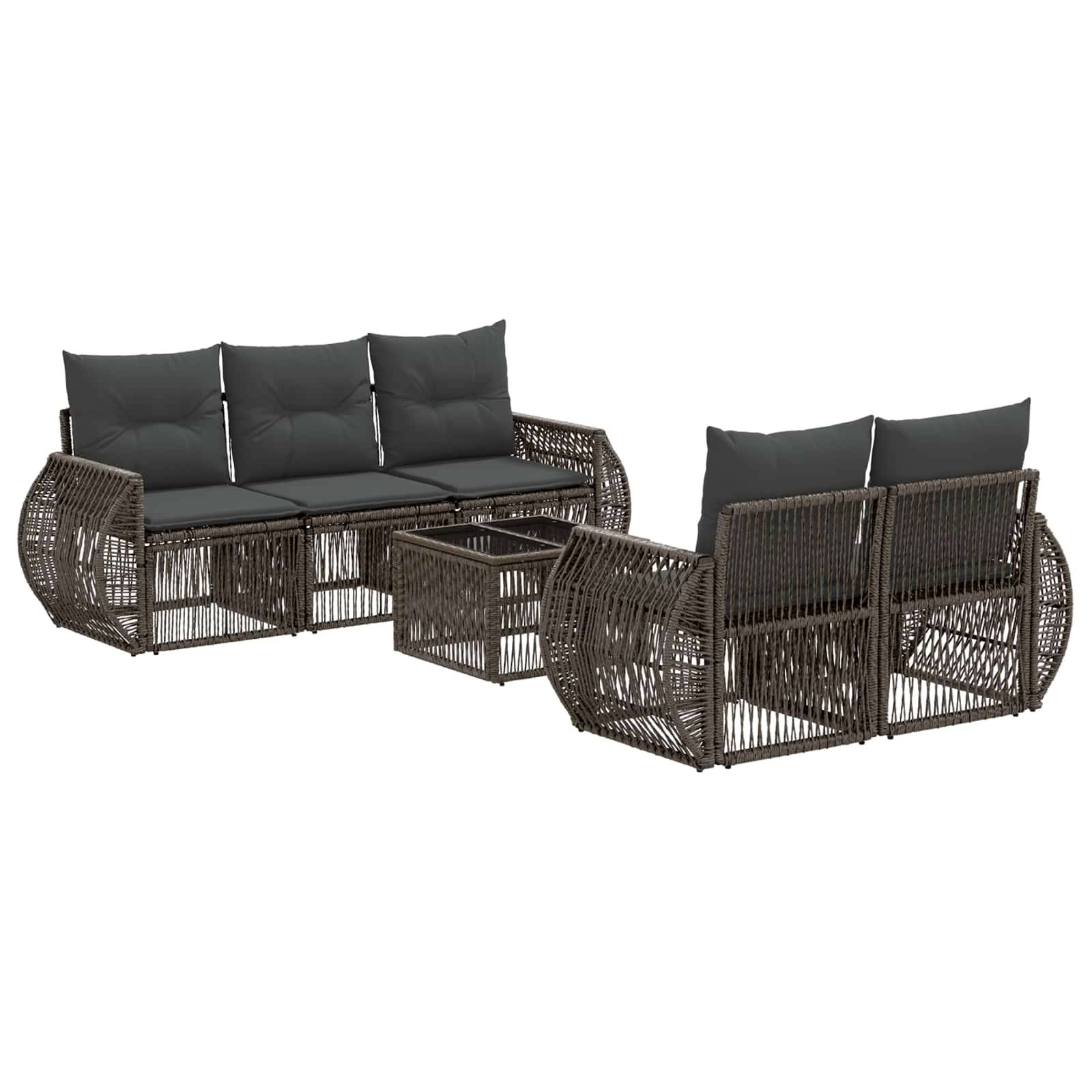 Outdoor-Rattan-Gartenmöbel-Set mit dunklen Kissen und passendem Couchtisch, von zwei Blickwinkeln vor weißem Hintergrund dargestellt.