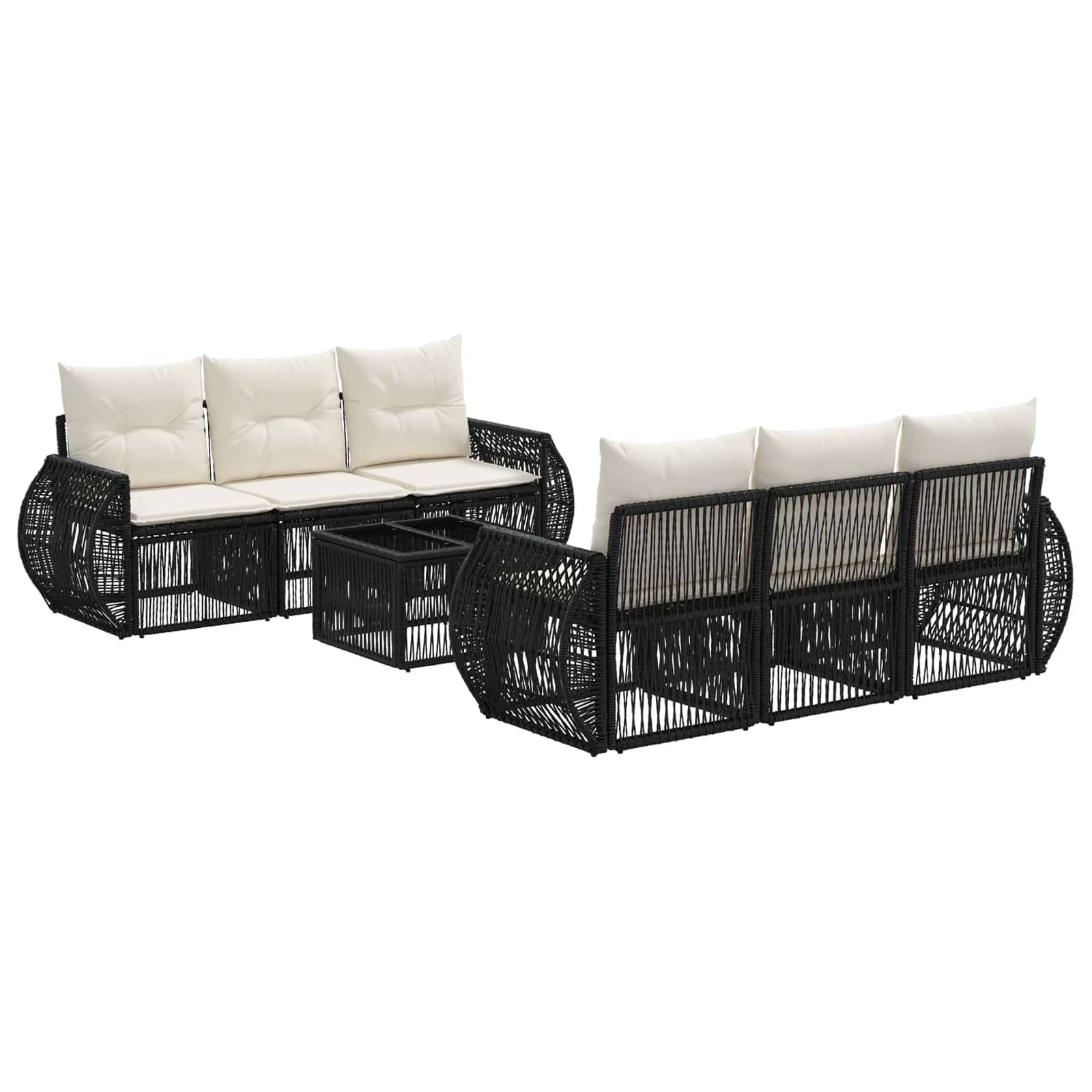 Schwarzes Rattan-Gartensofaset mit cremefarbenen Kissen und passendem geflochtenem Couchtisch, von zwei Blickwinkeln auf weißem Hintergrund gezeigt