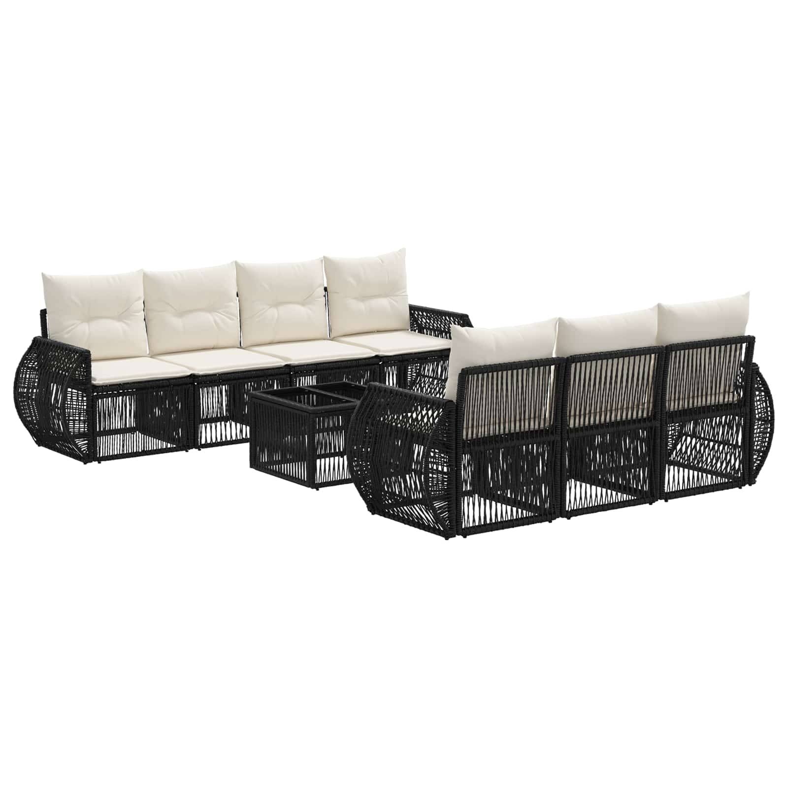 Zwei schwarze Outdoor-Sitzmöbel im Rattanstil mit cremefarbenen Kissen und ein passender schwarzer Couchtisch, gezeigt vor weißem Hintergrund.