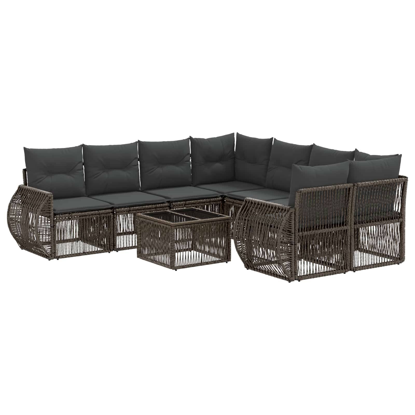 Braunes Rattan-Außensektionalsofa mit dunkelgrauen Kissen und passendem Couchtisch auf weißem Hintergrund.