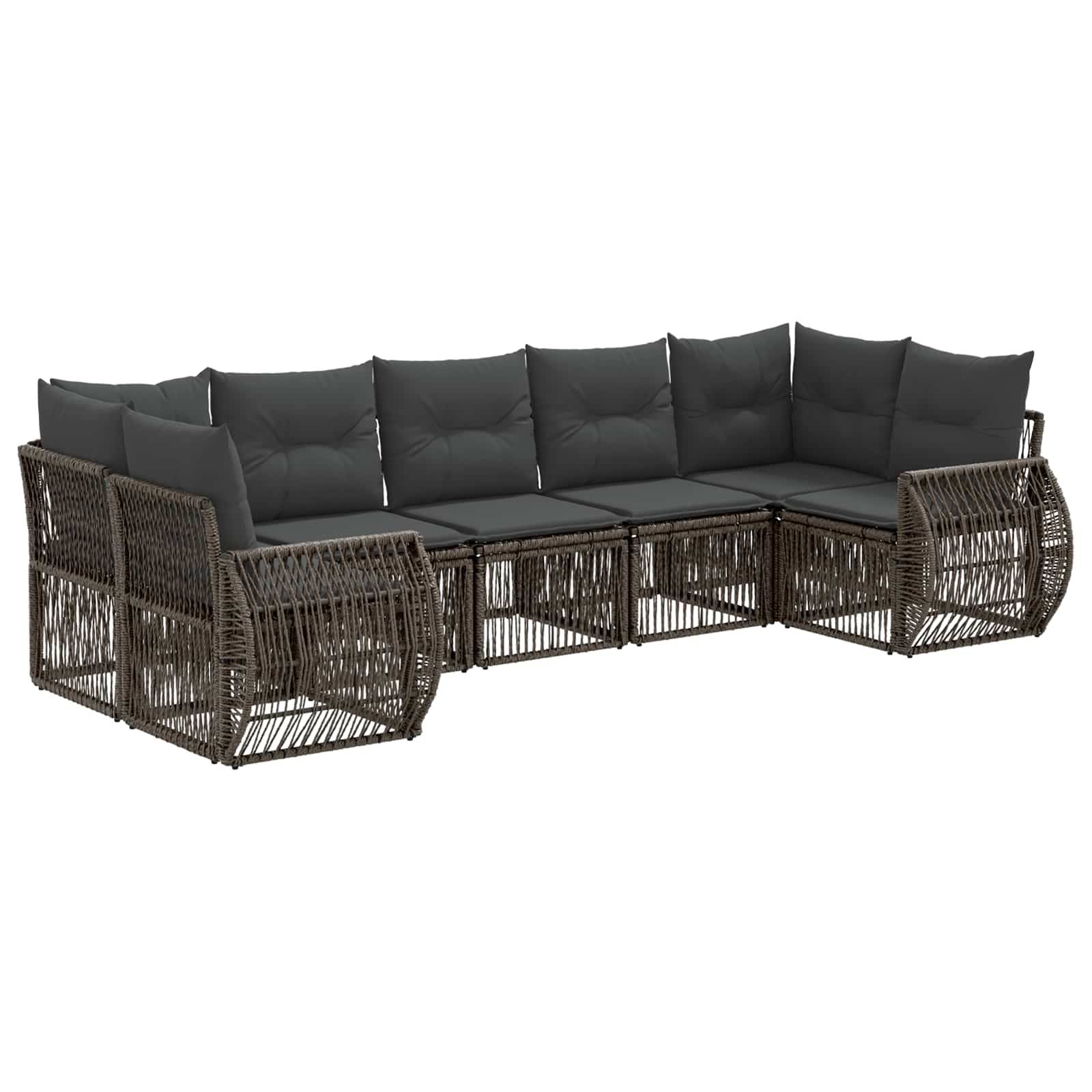 Braunes Rattansofa für den Außenbereich mit dunkelgrauen Kissen und geschwungenen Armlehnen auf weißem Hintergrund