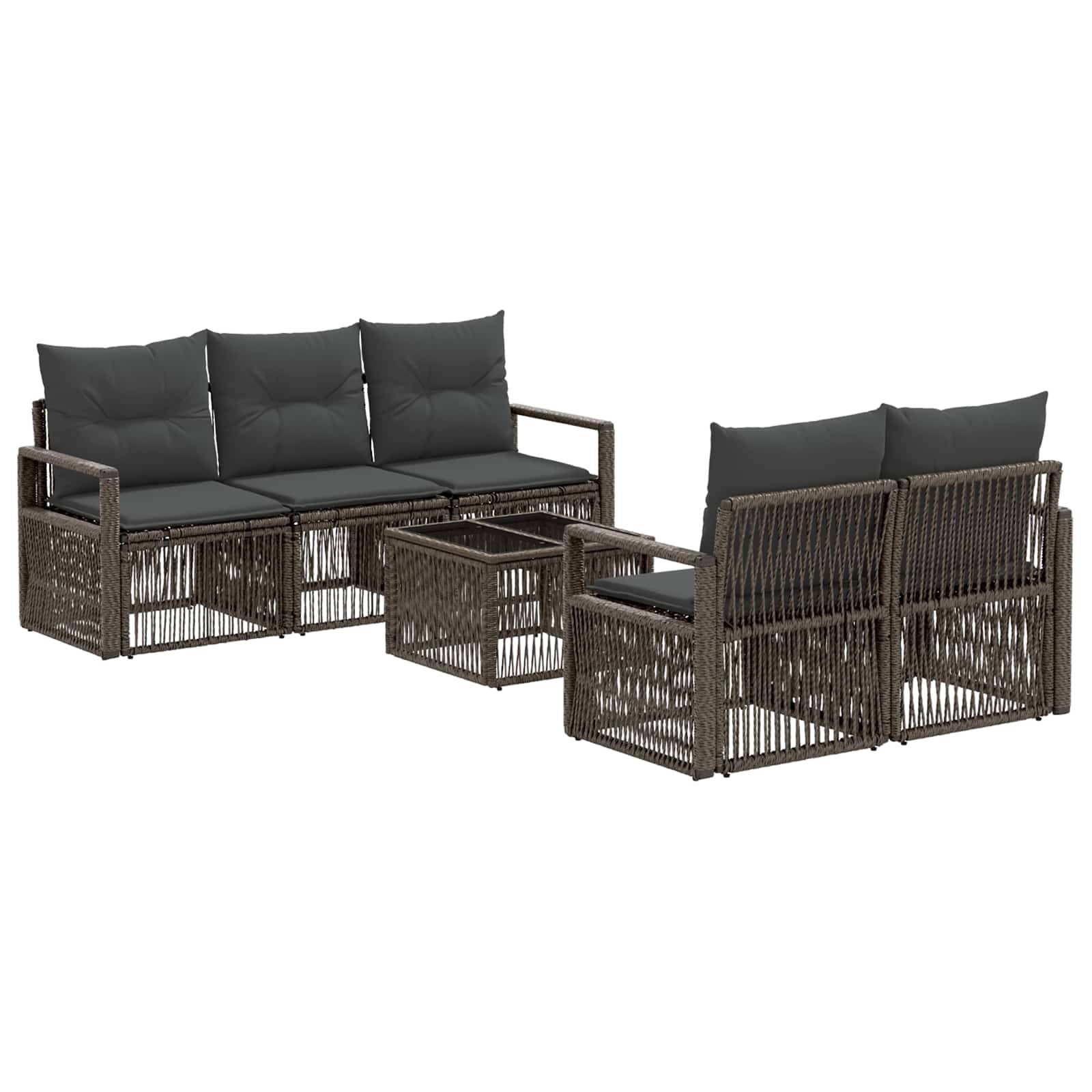 Braunes Gartenmöbel-Set aus Flechtwerk mit einem dreiteiliges Sofa, zwei Sesseln und einem passenden Couchtisch mit dunklen Kissen