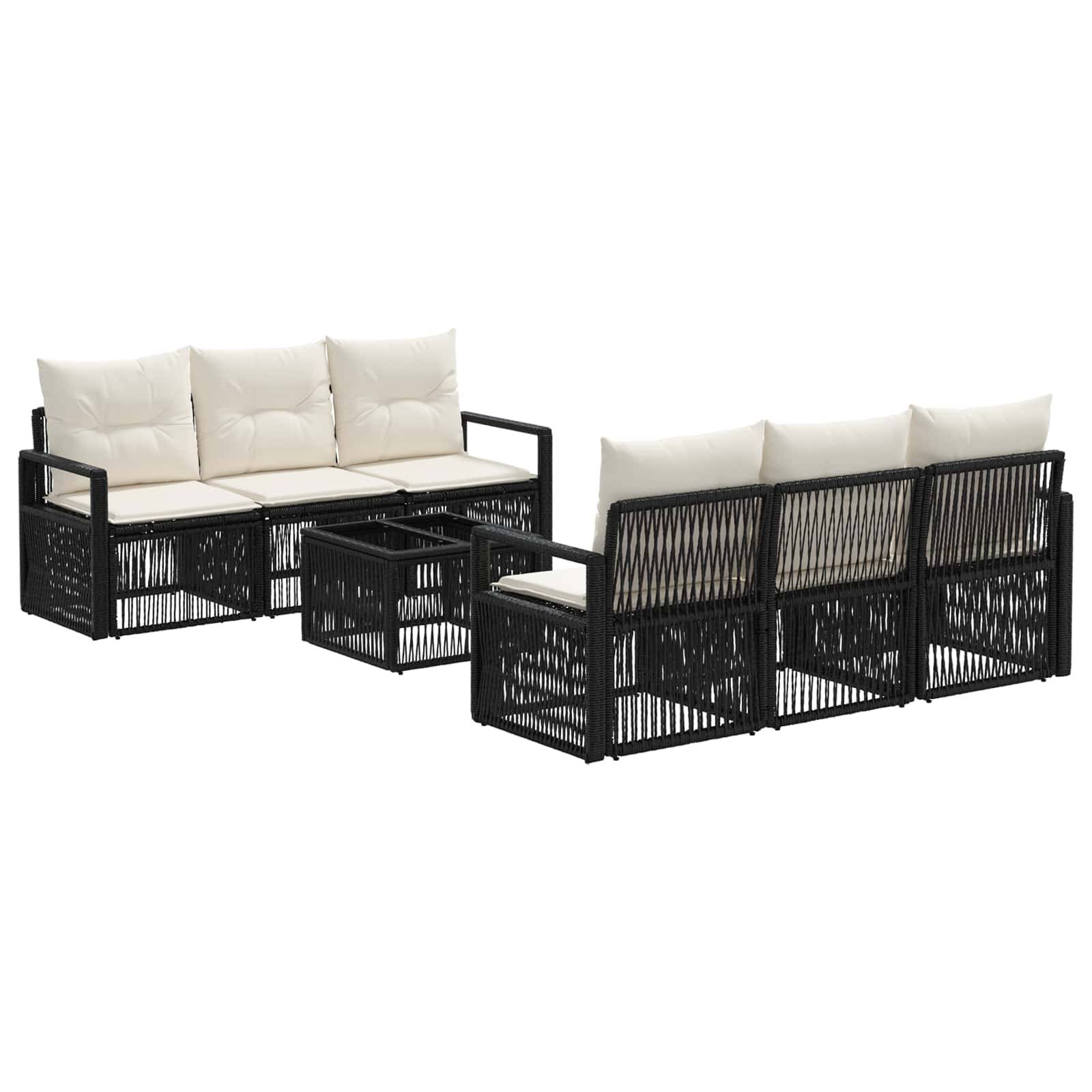Schwarzes Rattan-Außenbereichssitzgarnitur mit gepolstertem Dreisitzer-Sofa, Einzelsessel und passendem Couchtisch auf weißem Hintergrund.