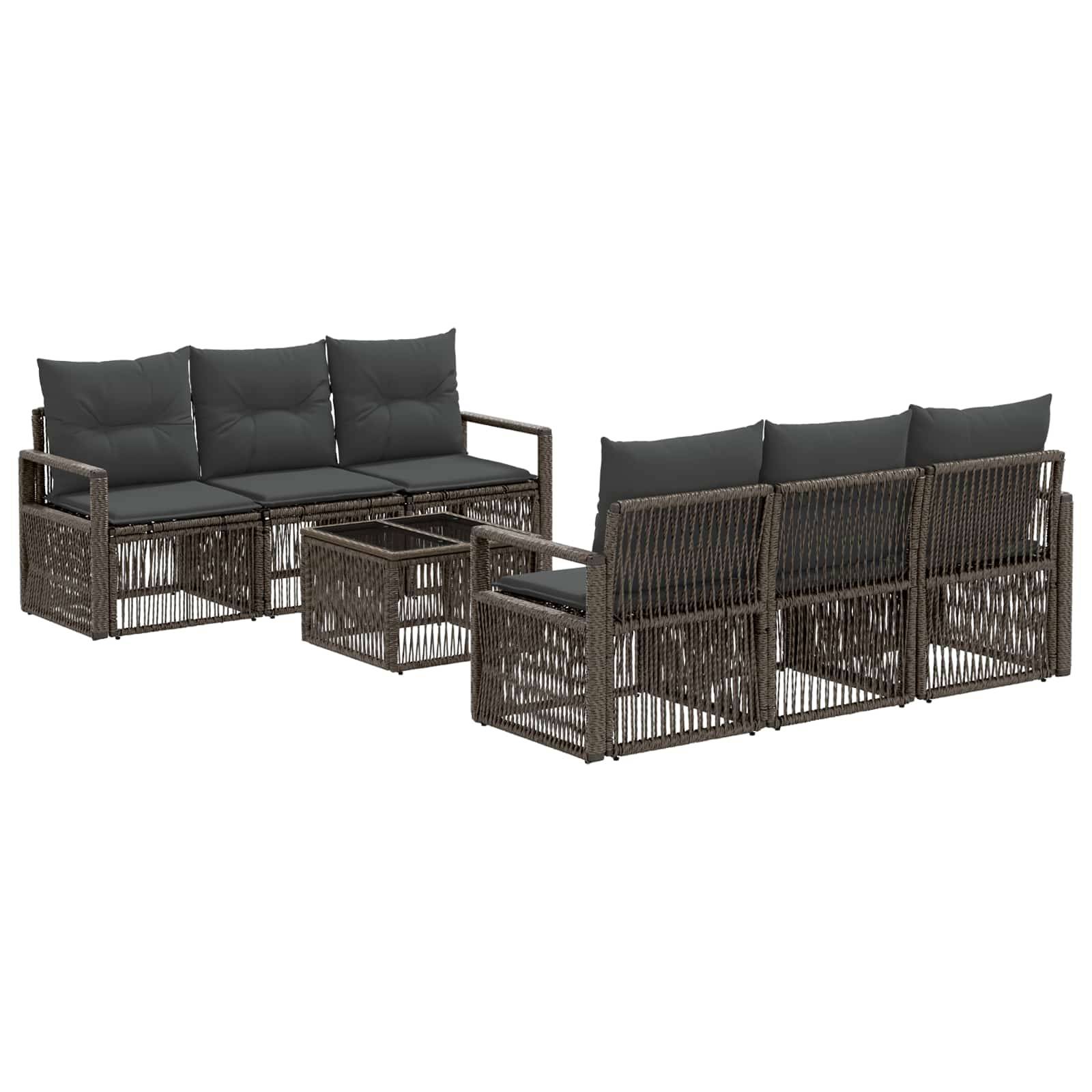 Zwei dunkle Rattanaussensofas mit schwarzen Polstern und einem passenden quadratischen Couchtisch auf weißem Hintergrund.