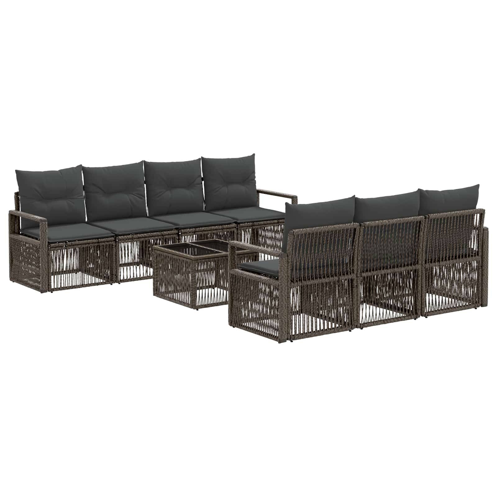 Zwei Outdoor-Rattansectionals mit dunklen Kissen und einem passenden quadratischen Couchtisch auf weißem Hintergrund.