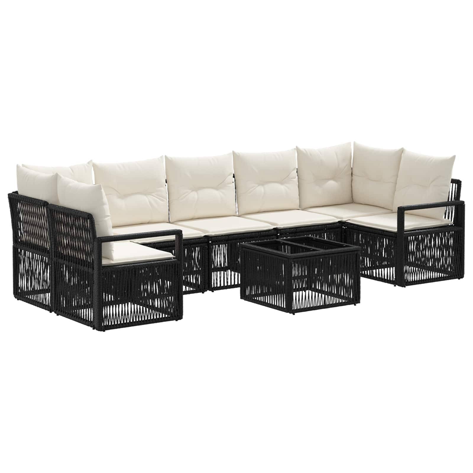 Schwarze Gartensektionalcouch aus Rattan mit cremefarbenen Kissen und passendem niedrigem Couchtisch auf weißem Hintergrund.