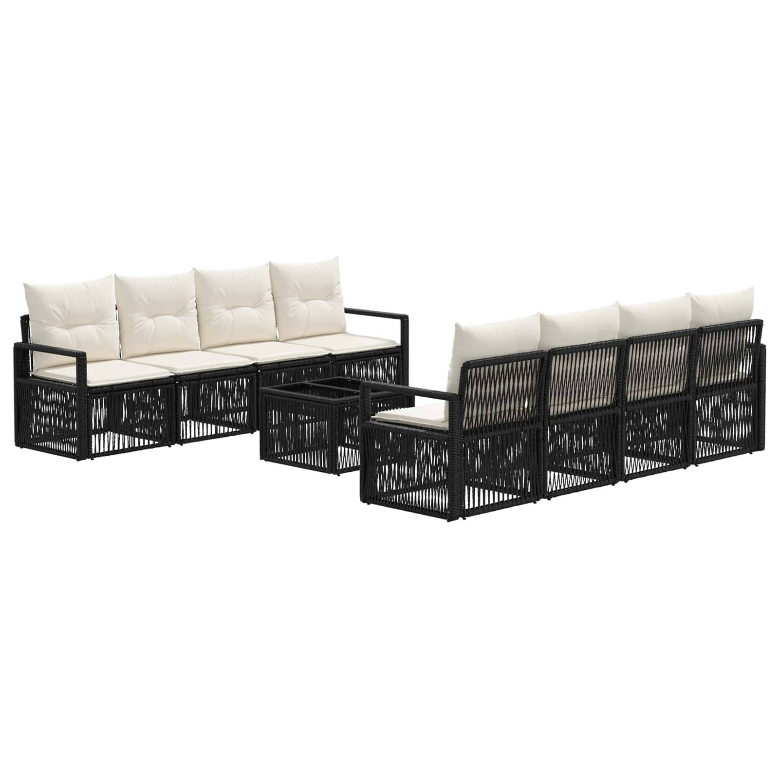 Zwei schwarze Rattan-Gartensofas mit cremefarbenen Kissen, eines mit einer Chaiselongue-Erweiterung und entsprechende Beistelltisch-Abschnitte.
