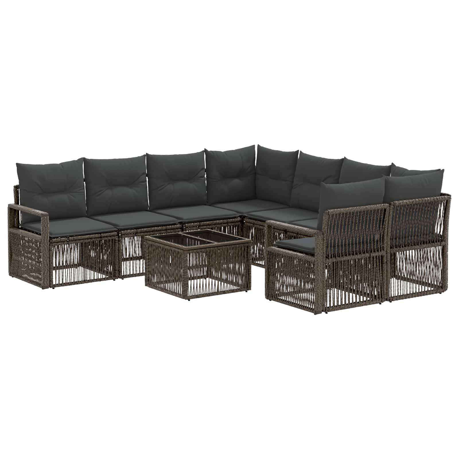 Outdoor-Ecksofa-Garnitur aus Polyrattan mit dunklen Kissen und passendem Couchtisch auf weißem Hintergrund.