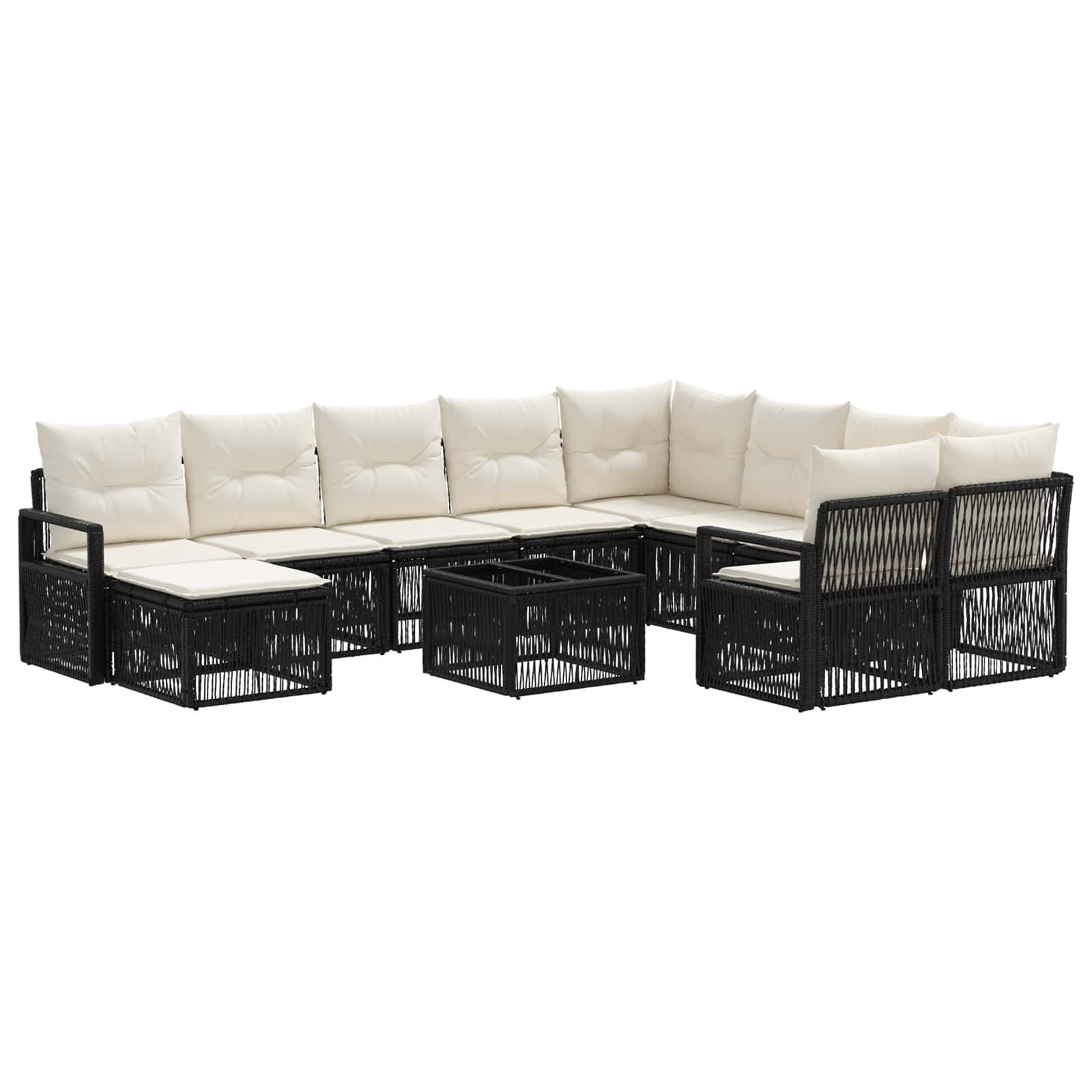 Schwarzes Rattan-L-förmiges Outdoor-Ecksofa-Set mit beige Kissen und passenden Sesseln um einen zentralen quadratischen Couchtisch auf weißem Hintergrund