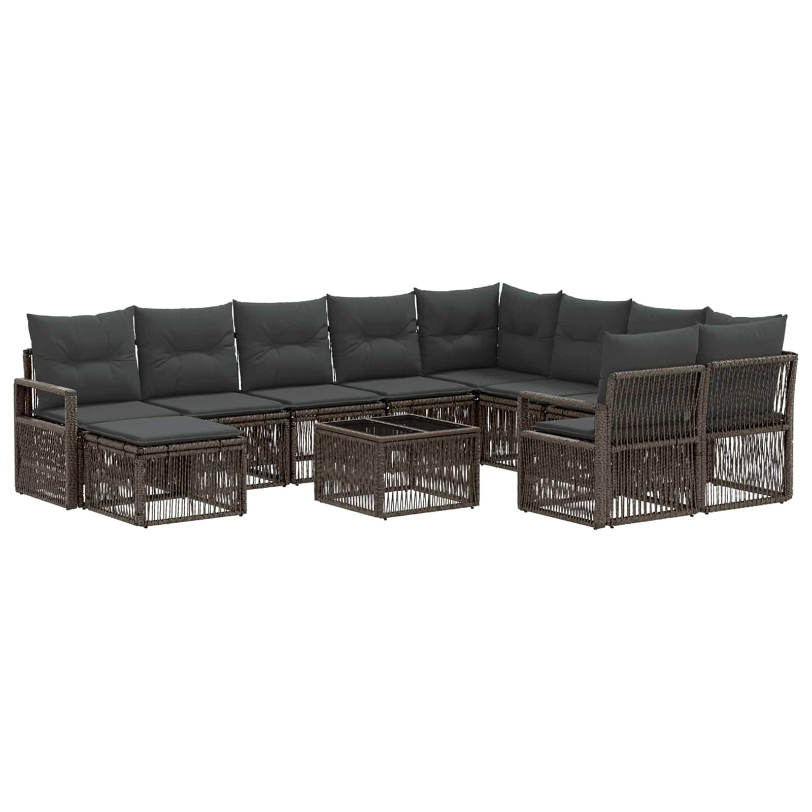 L-förmiges Outdoor-Sitzmöbel mit dunklen Kissen und geflochtenem Rattan-Rahmen, angeordnet mit passenden Kaffee- und Beistelltischen auf weißem Hintergrund.