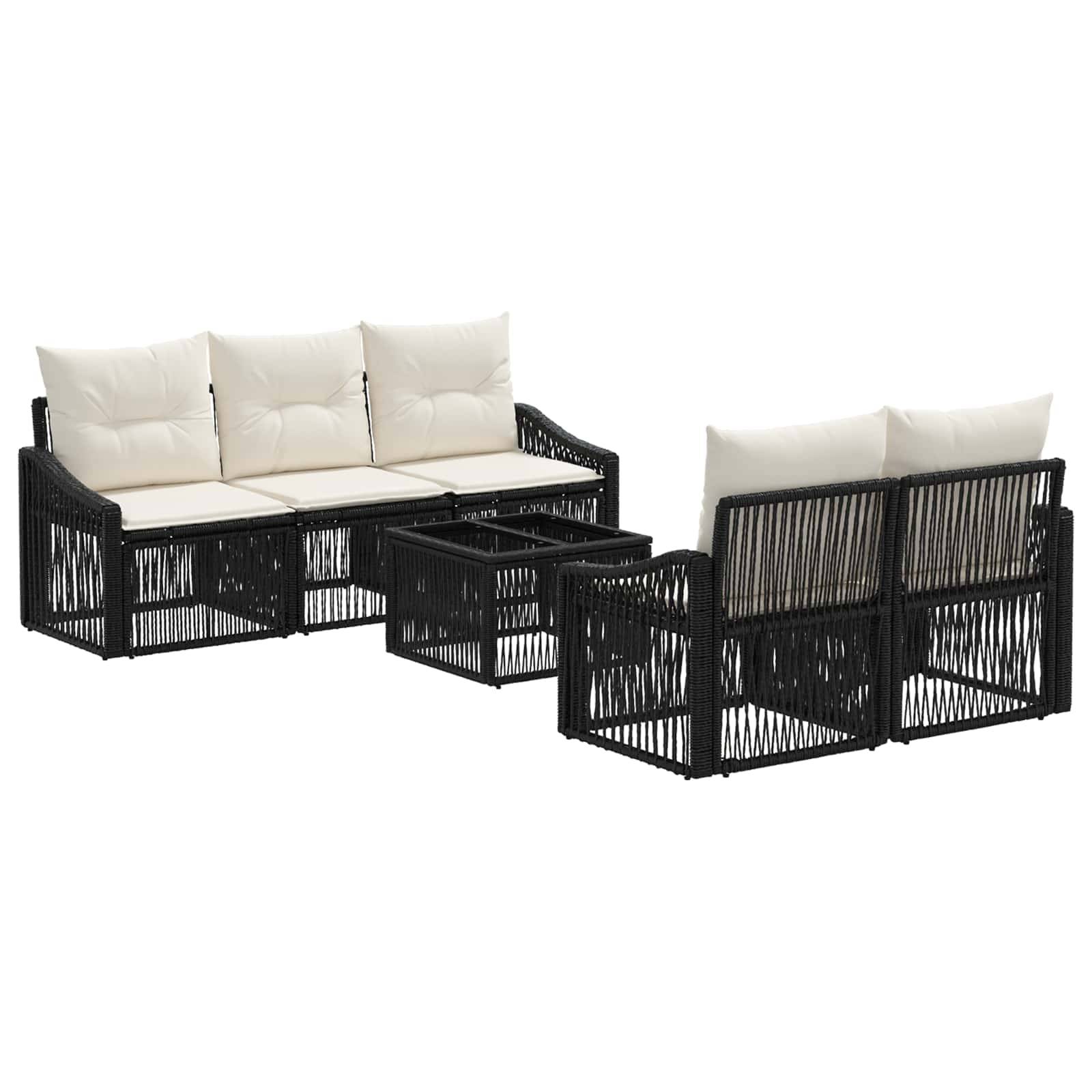 Schwarzes Rattan-Gartenmöbel-Set aus Sofa und Liegesitz mit beigen Kissen und passendem Couchtisch auf weißem Hintergrund.