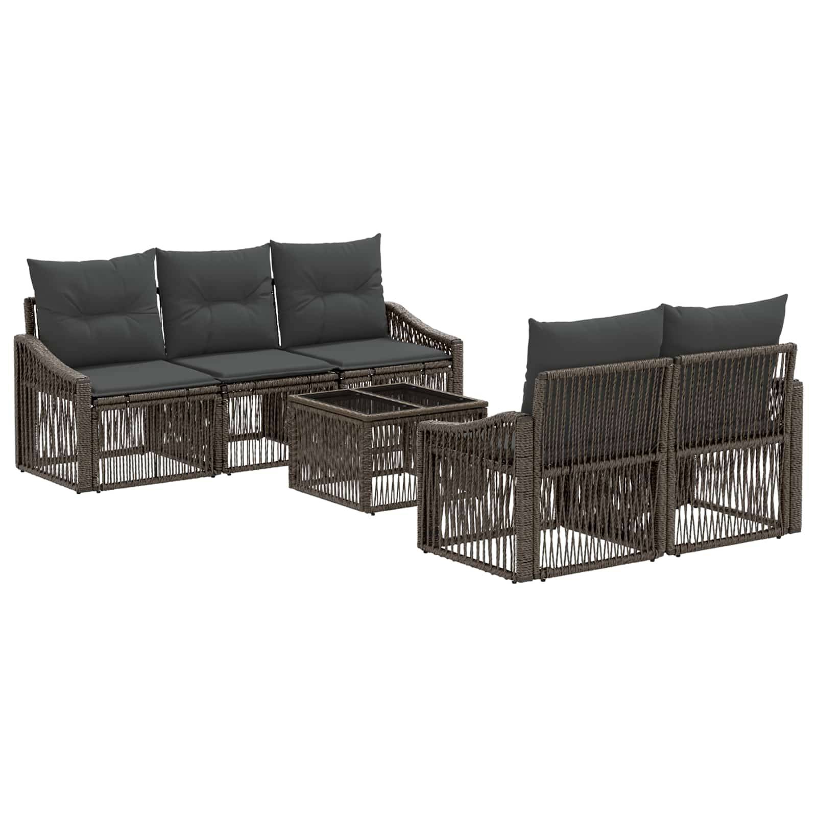 Braunes Flechtwerk-Gartenpolstermöbel-Set für den Außenbereich mit einem dreiteiligen Sofa, zwei Sesseln, quadratischem Couchtisch und dunklen Kissen auf weißem Hintergrund.