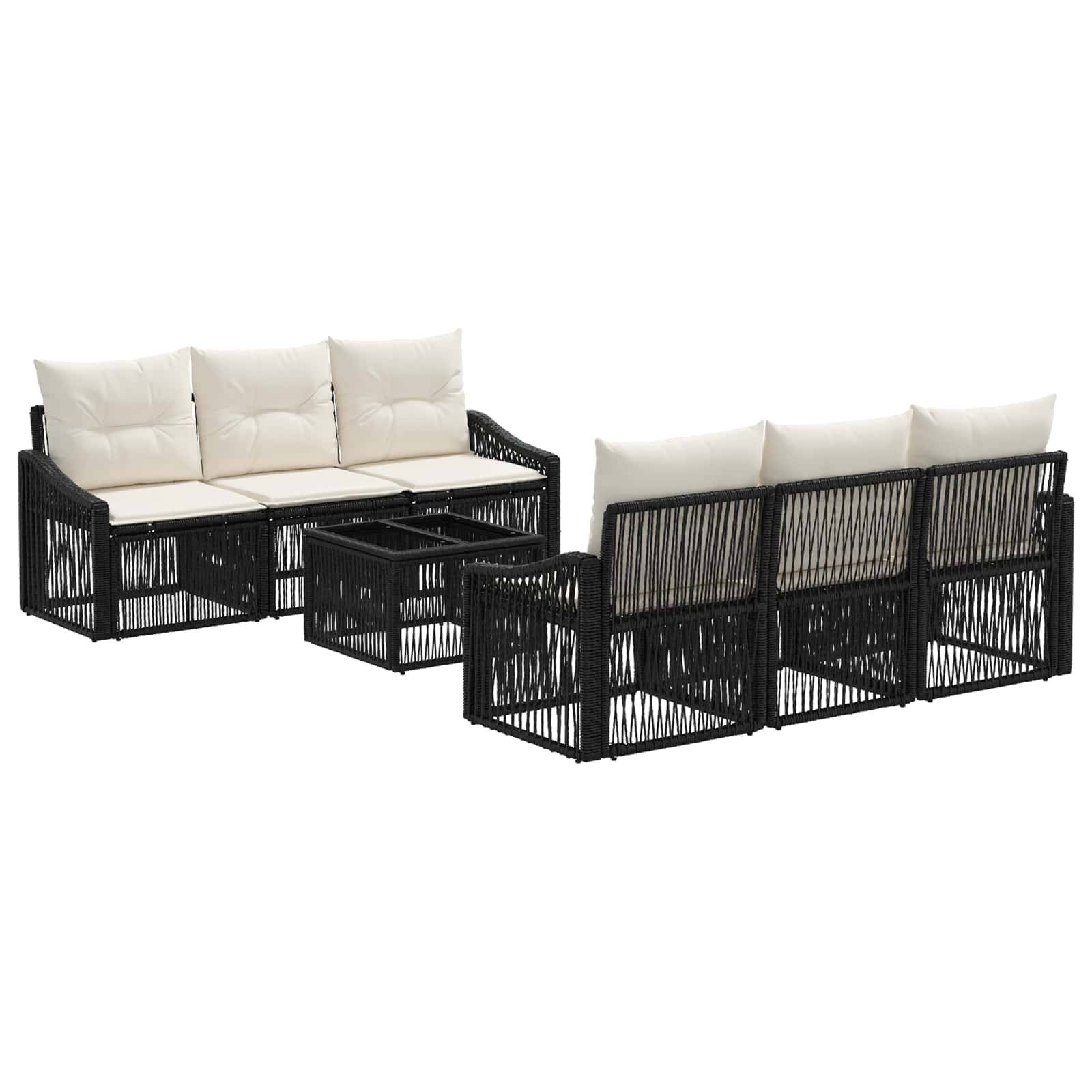 Zwei schwarze Flechtgartenmöbel-Loungesofas mit weißen Kissen, eines mit passendem Couchtisch, auf weißem Hintergrund dargestellt.