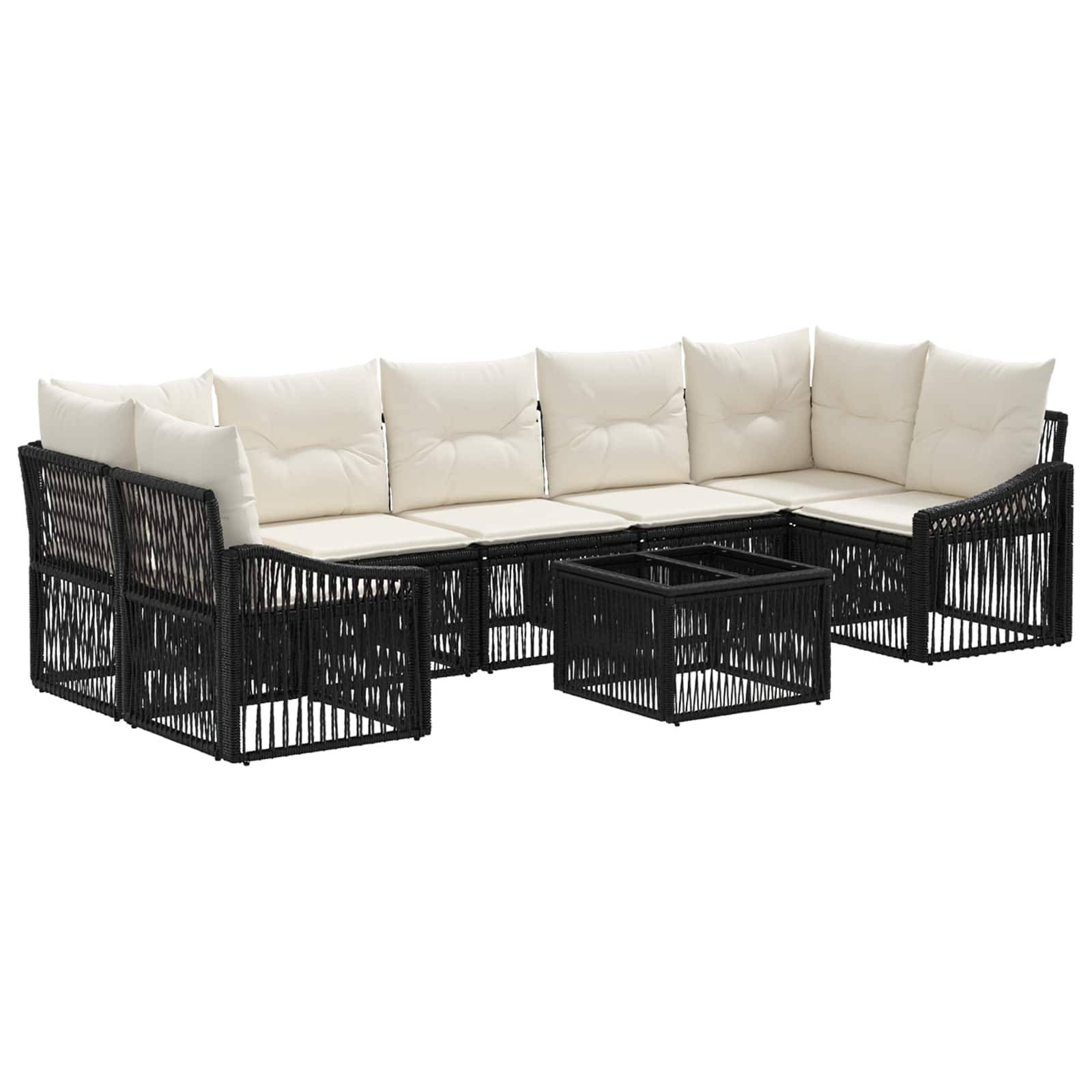 Schwarzes Polyrattan-Außensektional-Sofa mit cremefarbenen Kissen und passendem quadratischem Couchtisch auf weißem Hintergrund.