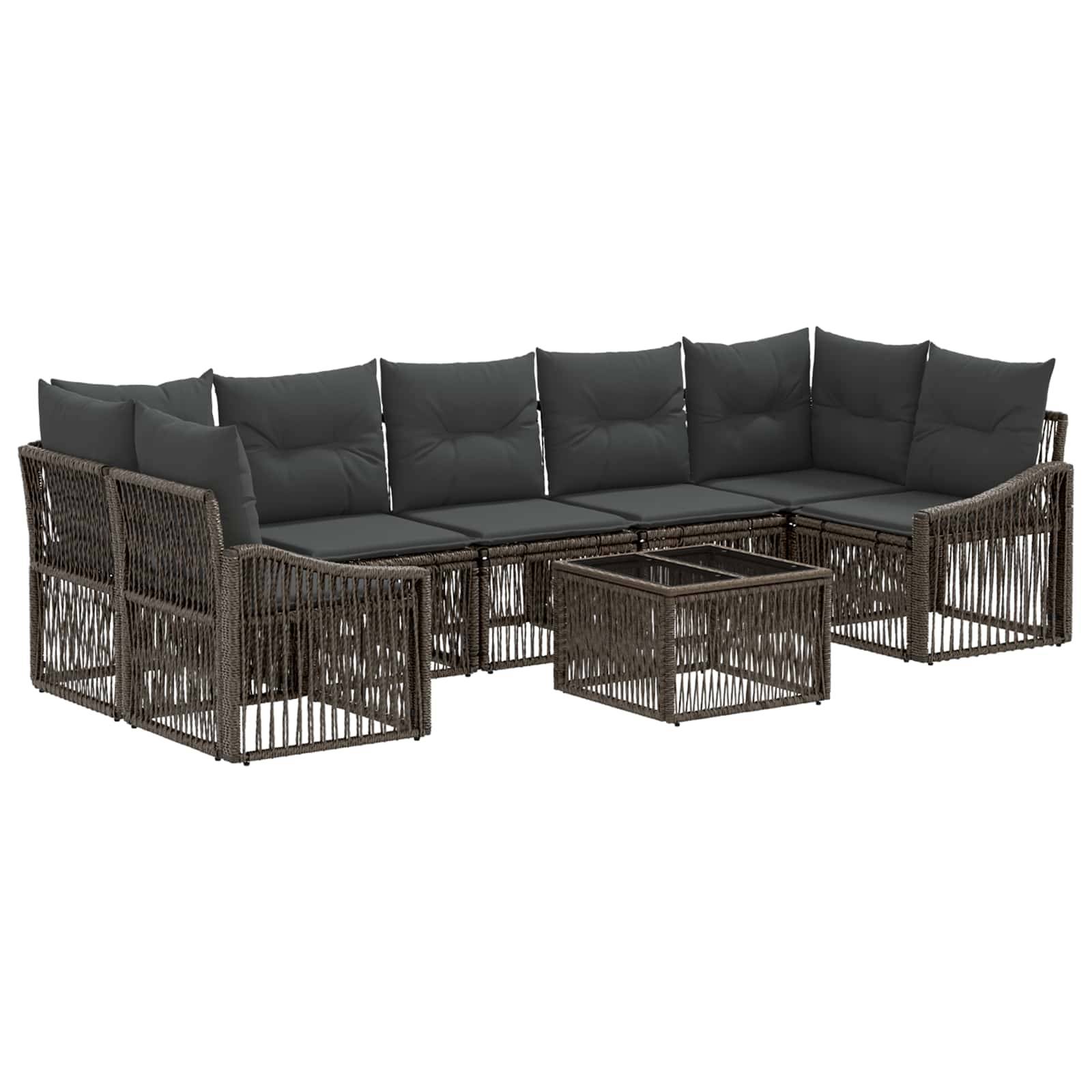 Dunkles Korbgeflecht-Außensofa in Sectional-Form mit grauen Kissen und passendem Glastisch auf weißem Hintergrund.