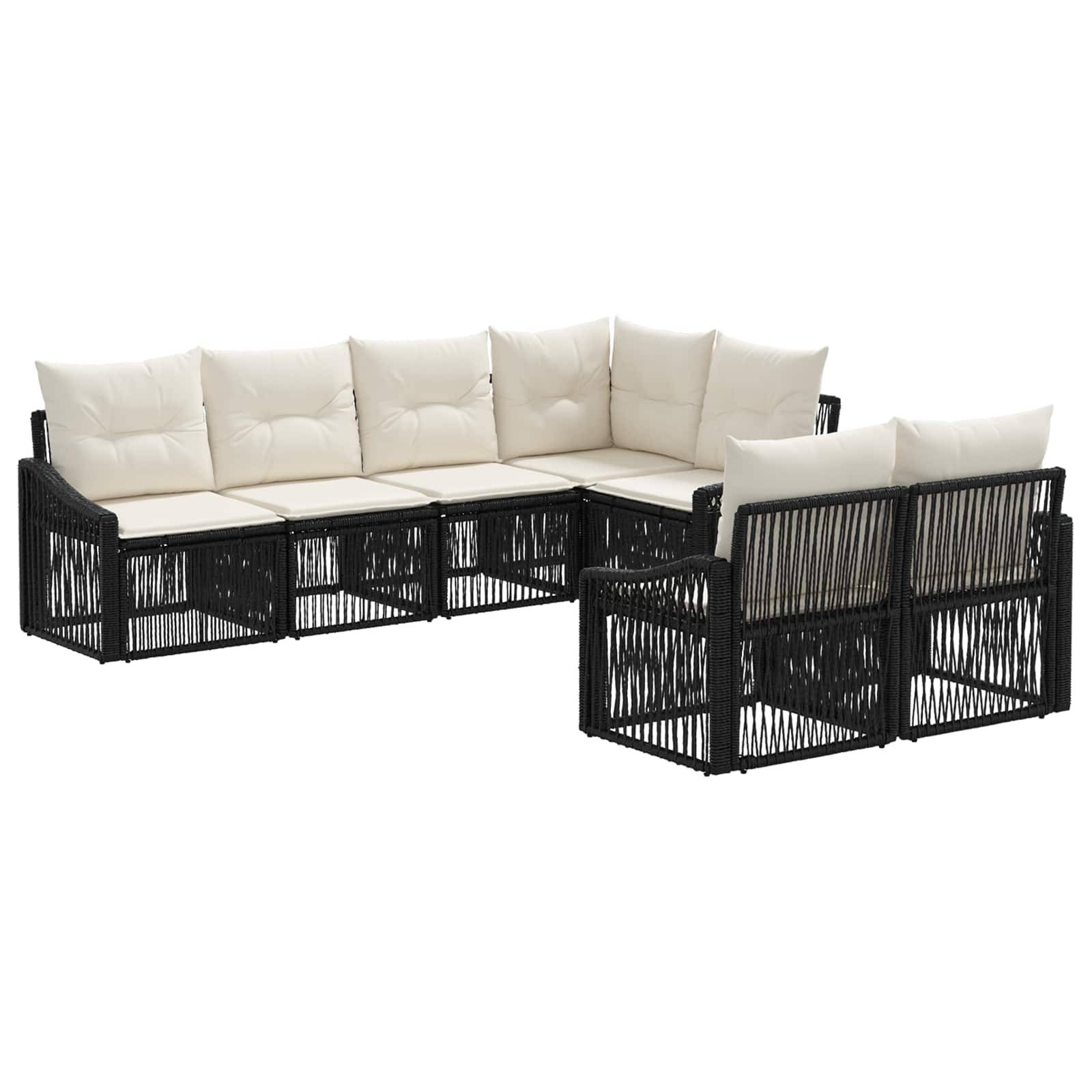 Schwarzes Gartenmöbel-Loungesofa aus Polyrattan mit cremefarbenen Kissen, bestehend aus einer L-förmigen Couch und einem passenden Sessel.
