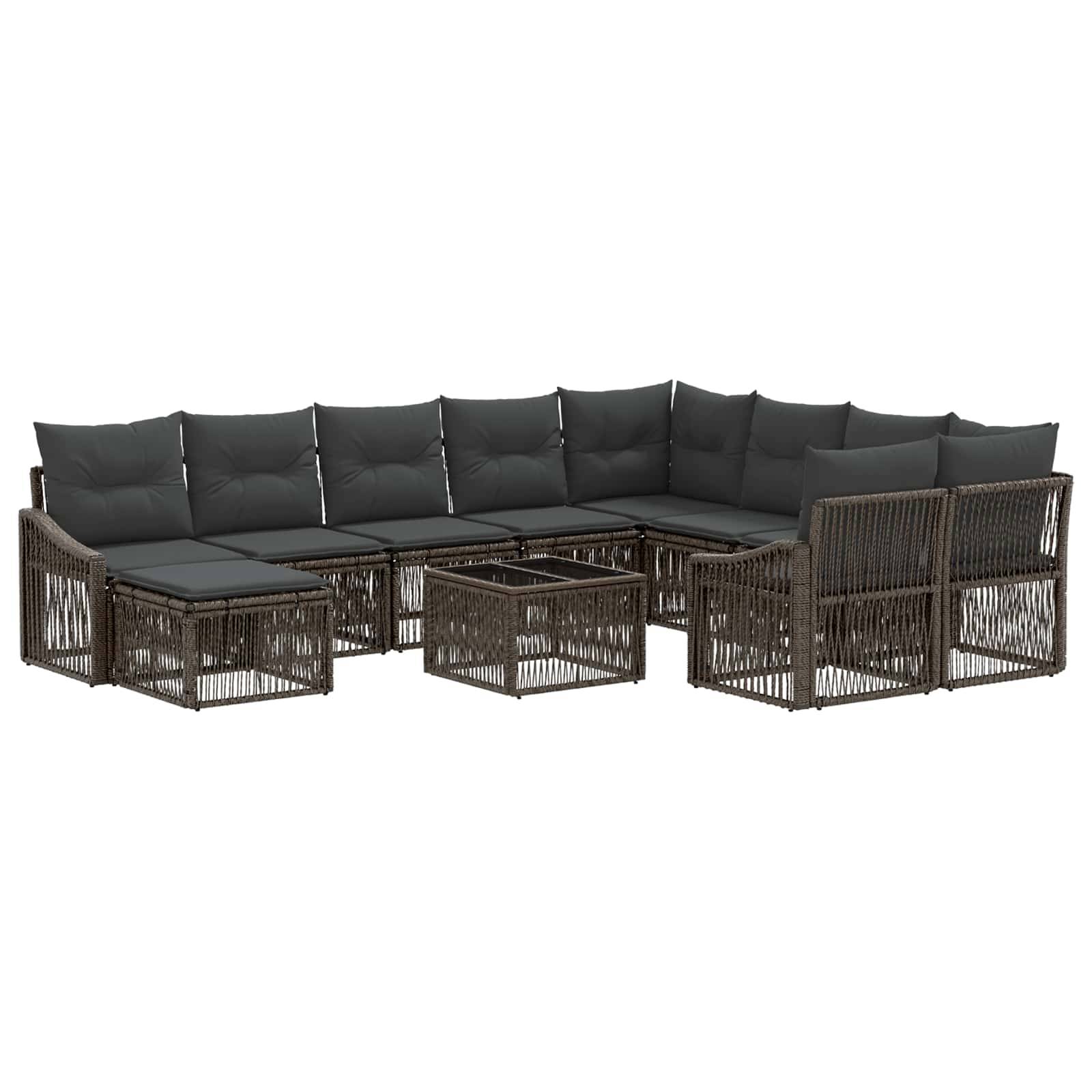 Dunkles Rattan-Außensofa-Set mit Kissen und passenden Couchtischen, in L-Form auf weißem Hintergrund angeordnet.