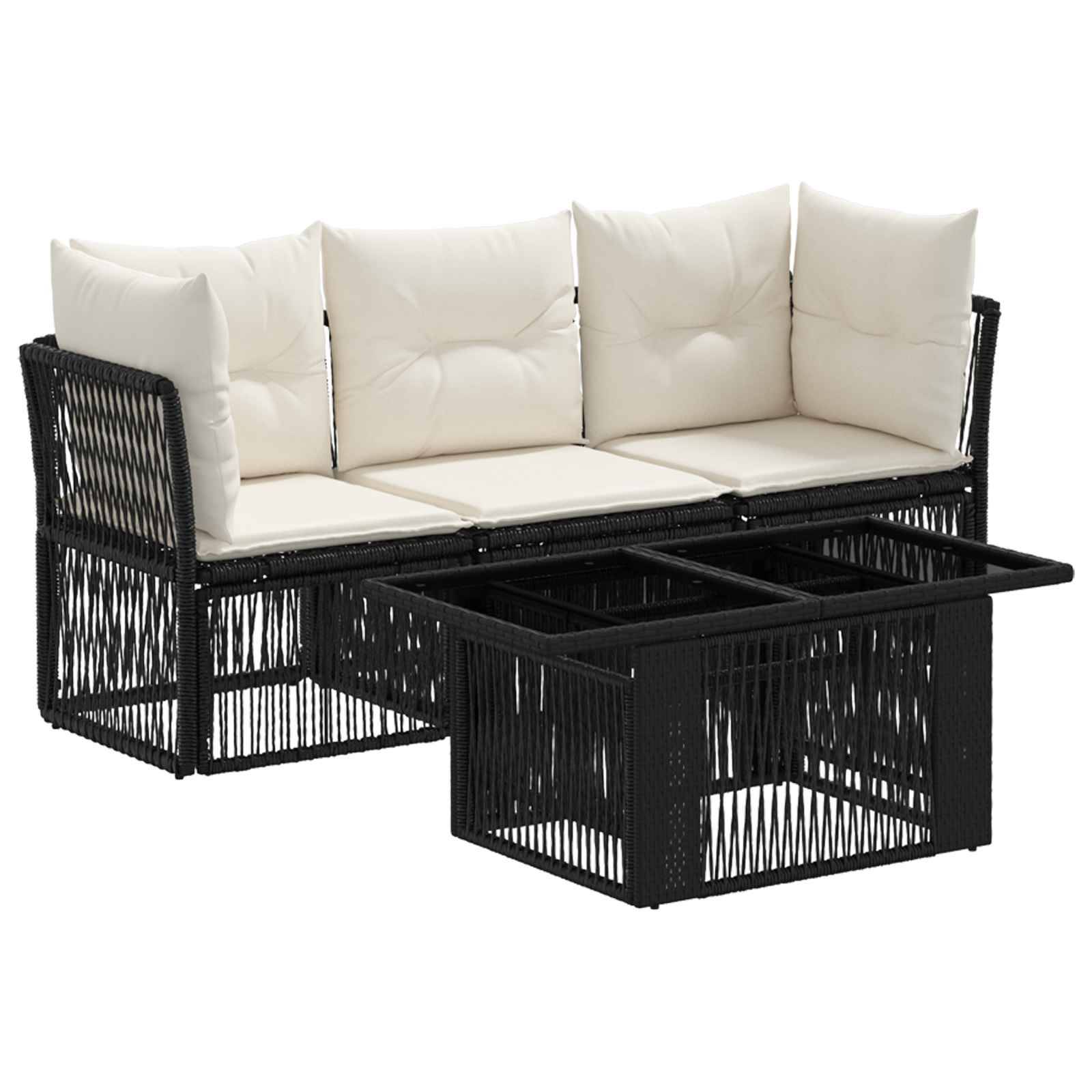 Schwarzes Korbgeflecht-Außensofa mit cremefarbenen Kissen und passendem quadratischem Couchtisch auf weißem Hintergrund.