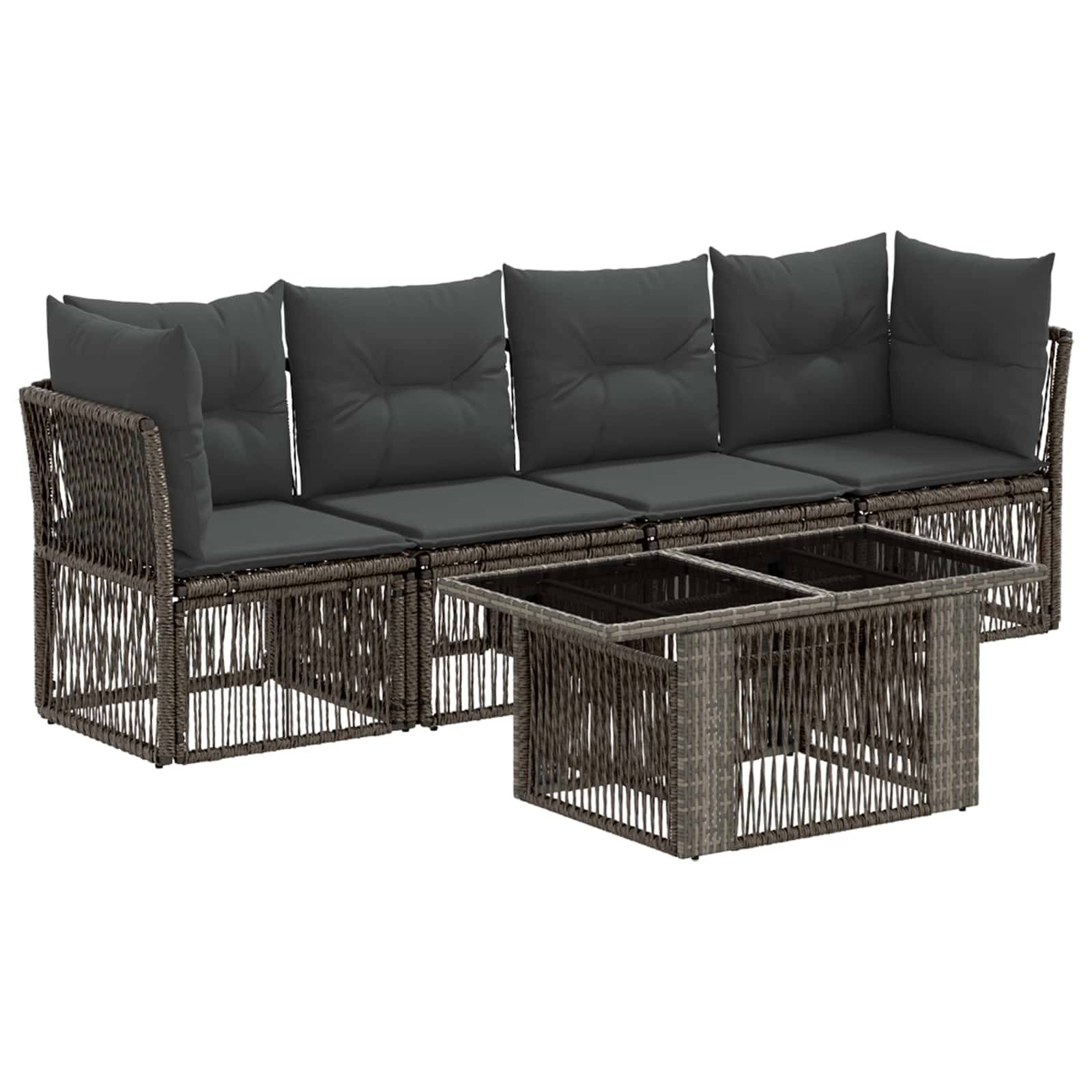 Rattan-Gartensektionalsofa mit dunklen Kissen und einem passenden quadratischen Couchtisch auf weißem Hintergrund.