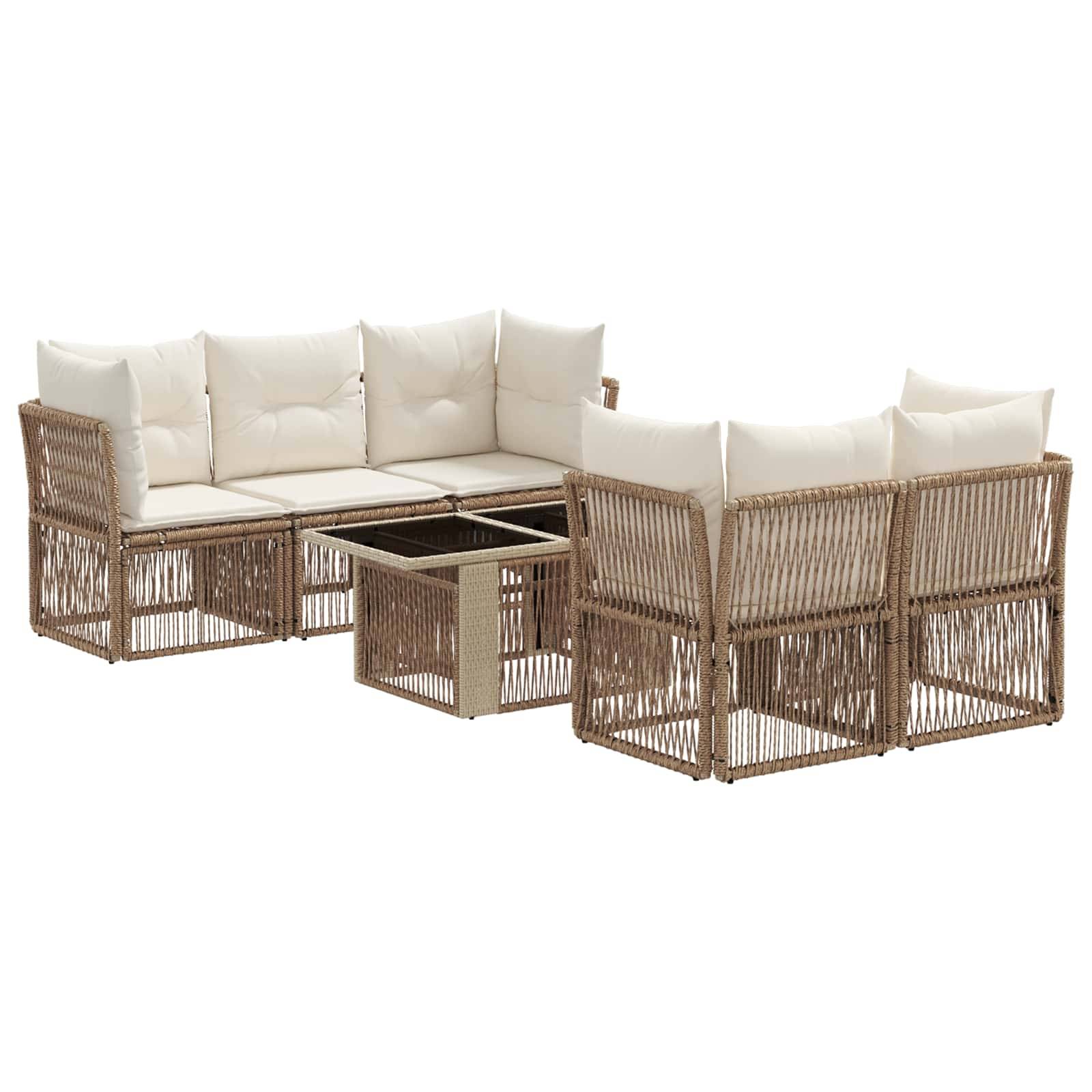 Korbgeflecht-Außenloungeset mit cremefarbenen Kissen und integrierten Eck-Couchtischen auf weißem Hintergrund.