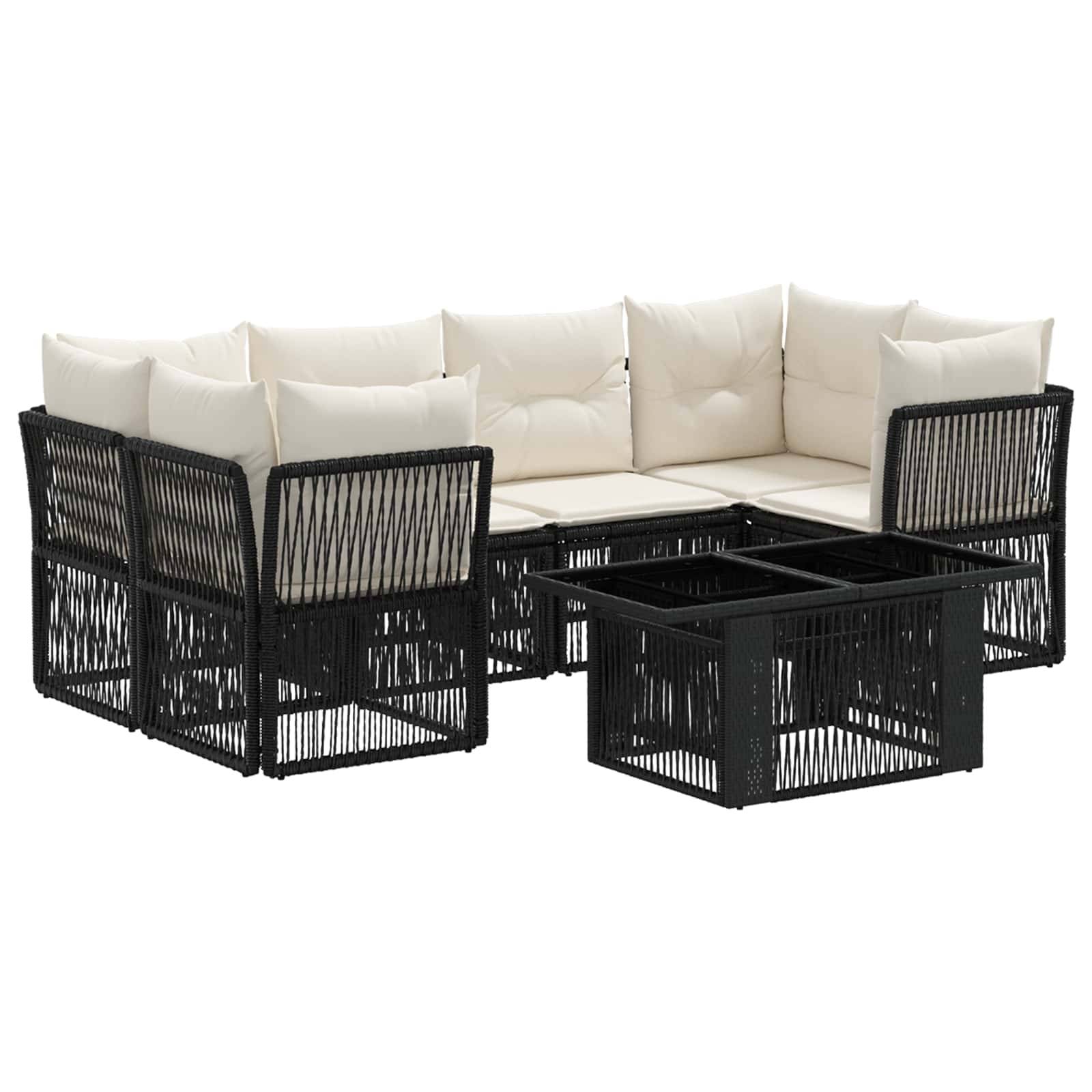 Schwarzes Rattan-Außenbereichs-Ecksofa mit cremefarbenen Kissen und passendem quadratischem Couchtisch auf weißem Hintergrund.