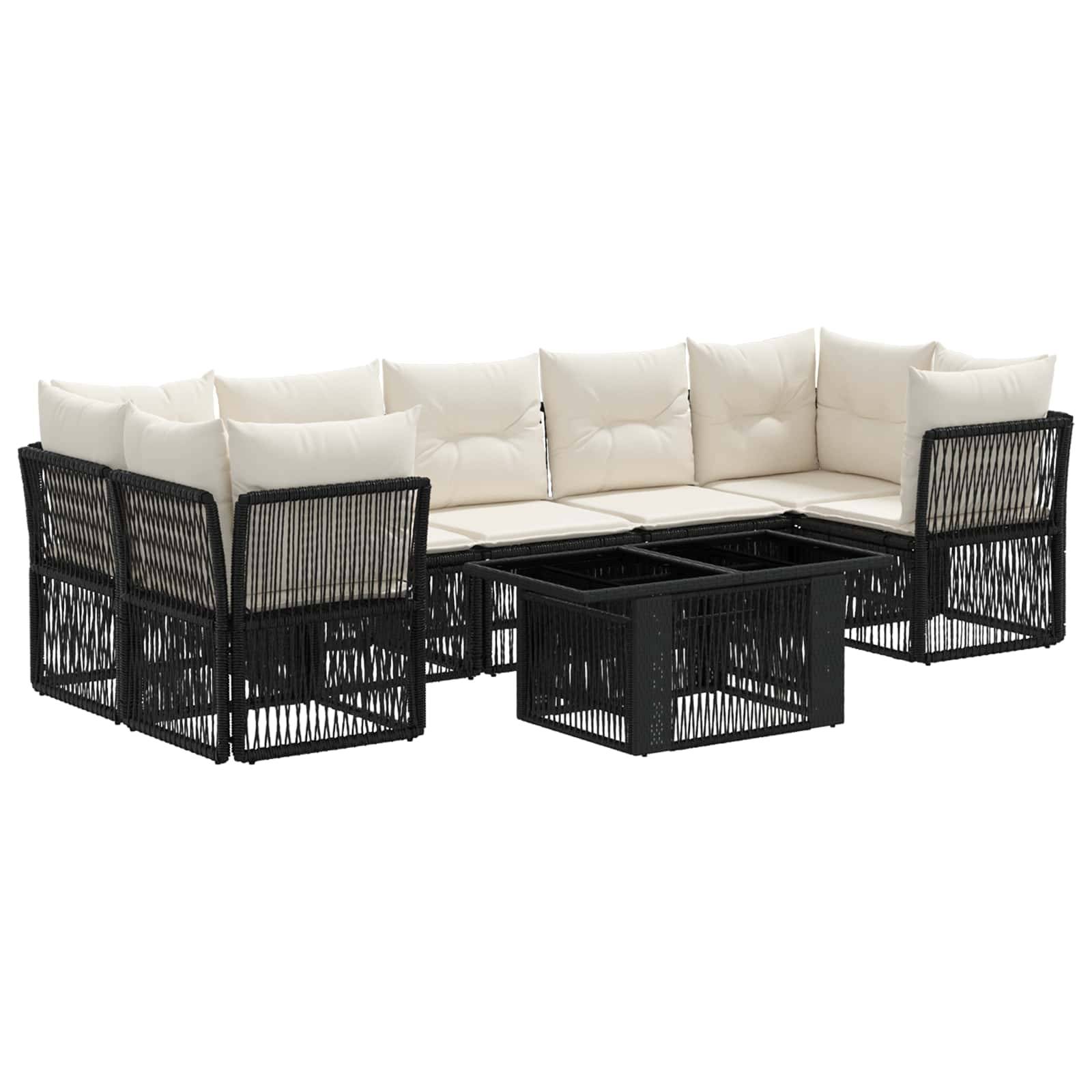 Schwarze Rattan-Gartensofas mit cremefarbenen Kissen und passendem quadratischen Couchtisch auf weißem Hintergrund.