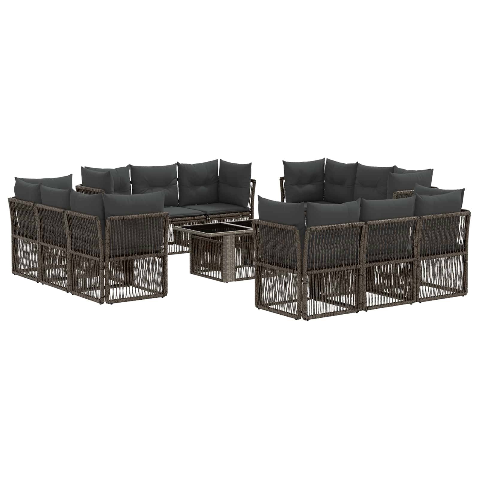 Gartenmöbel-Gesprächsset mit zwei Korbsofas, zwei Sesseln und einem Glastisch, alle mit dunklen Kissen.