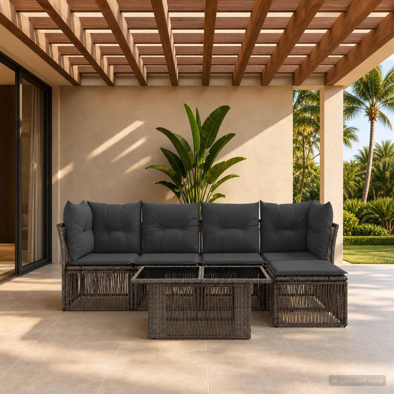 Moderne überdachte Terrasse mit dunkelgrauem Ecksofa und gläsernem Couchtisch, dahinter eine große Topfpflanze und mit Blick auf Palmen und einen sonnigen Garten.