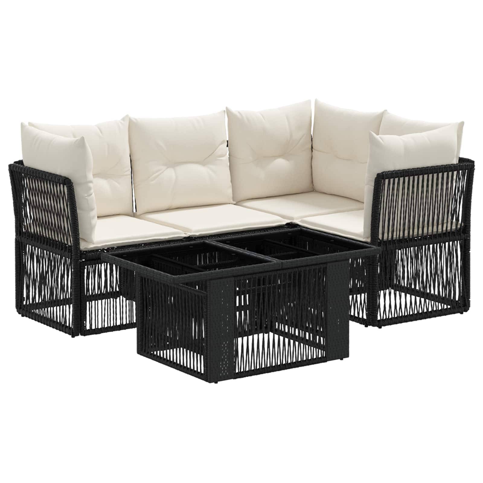 Schwarzes Rattan-Gartensektionalsofa mit cremefarbenen Kissen und passendem quadratischem Couchtisch auf weißem Hintergrund.