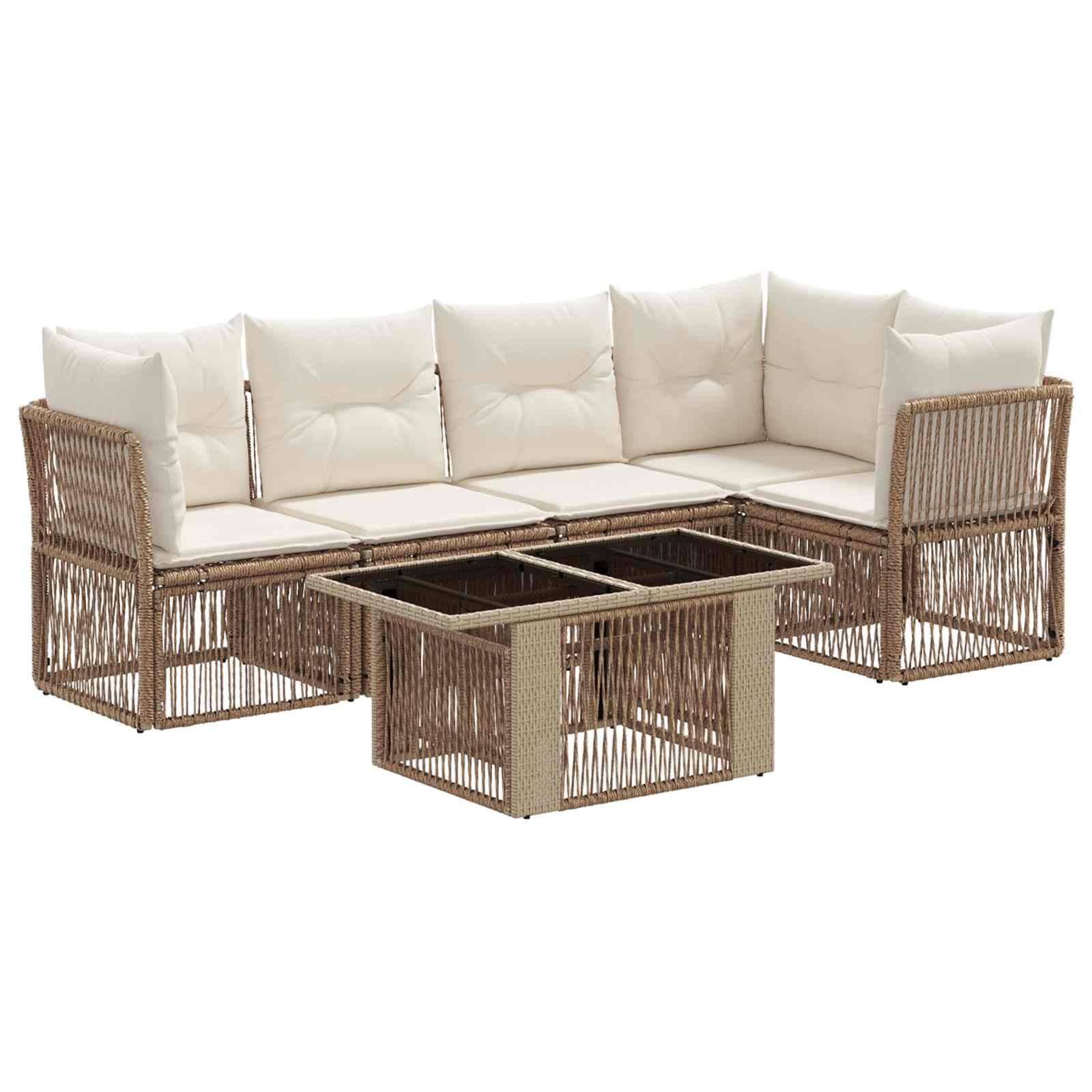 L-förmiges Rattan-Patio-Ecksofa mit cremefarbenen Kissen und passendem Glastisch auf weißem Hintergrund.